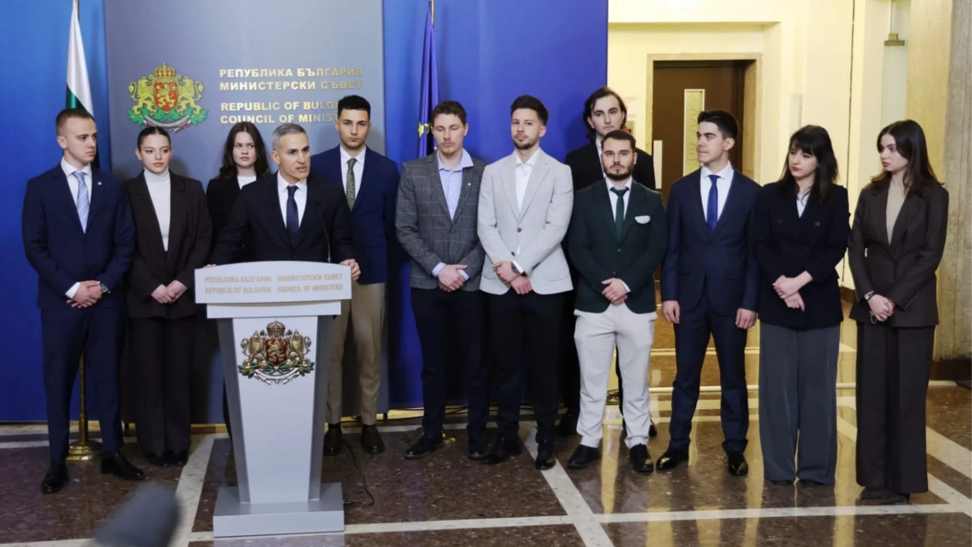 Андрей Гюров се срещна със студенти от протестите, сред тях се открои син на кандидат-кмет от ПП-ДБ-СС (СНИМКИ)