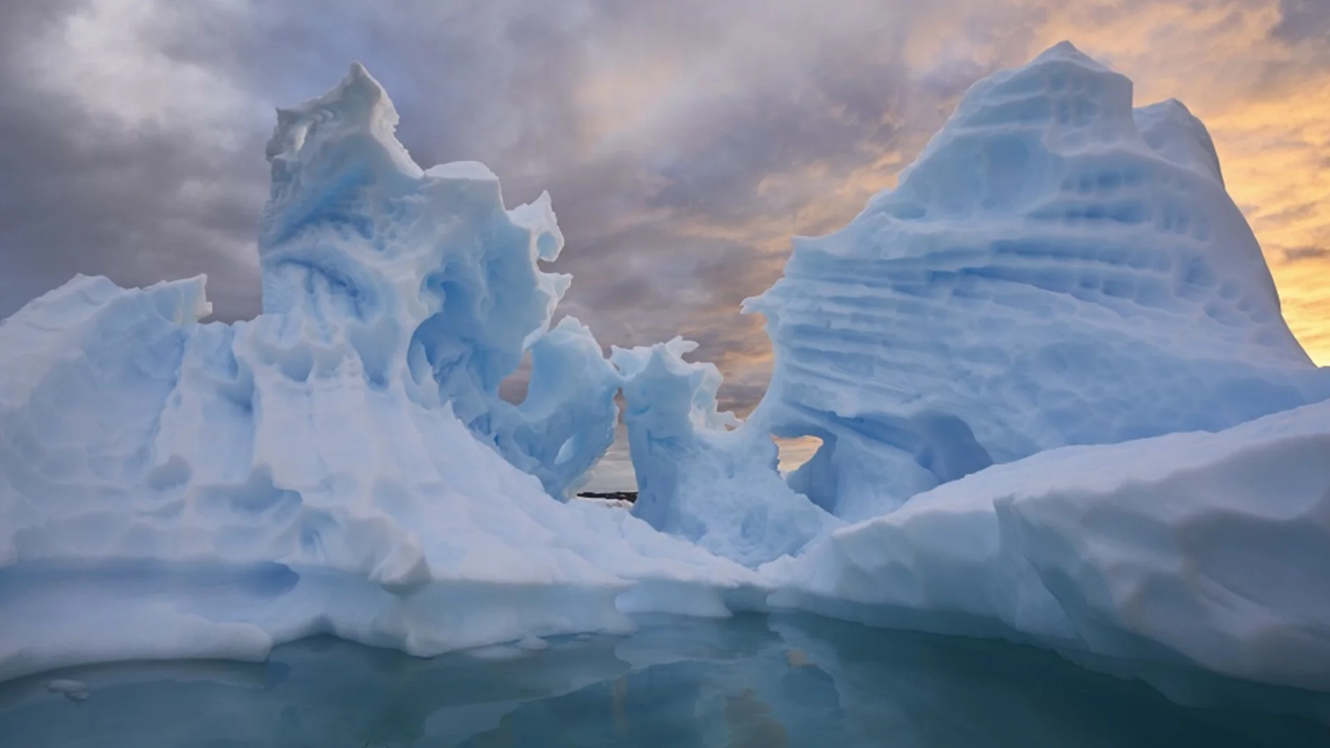 Учени разкриха мистерията на странните розови камъни, открити в Антарктида