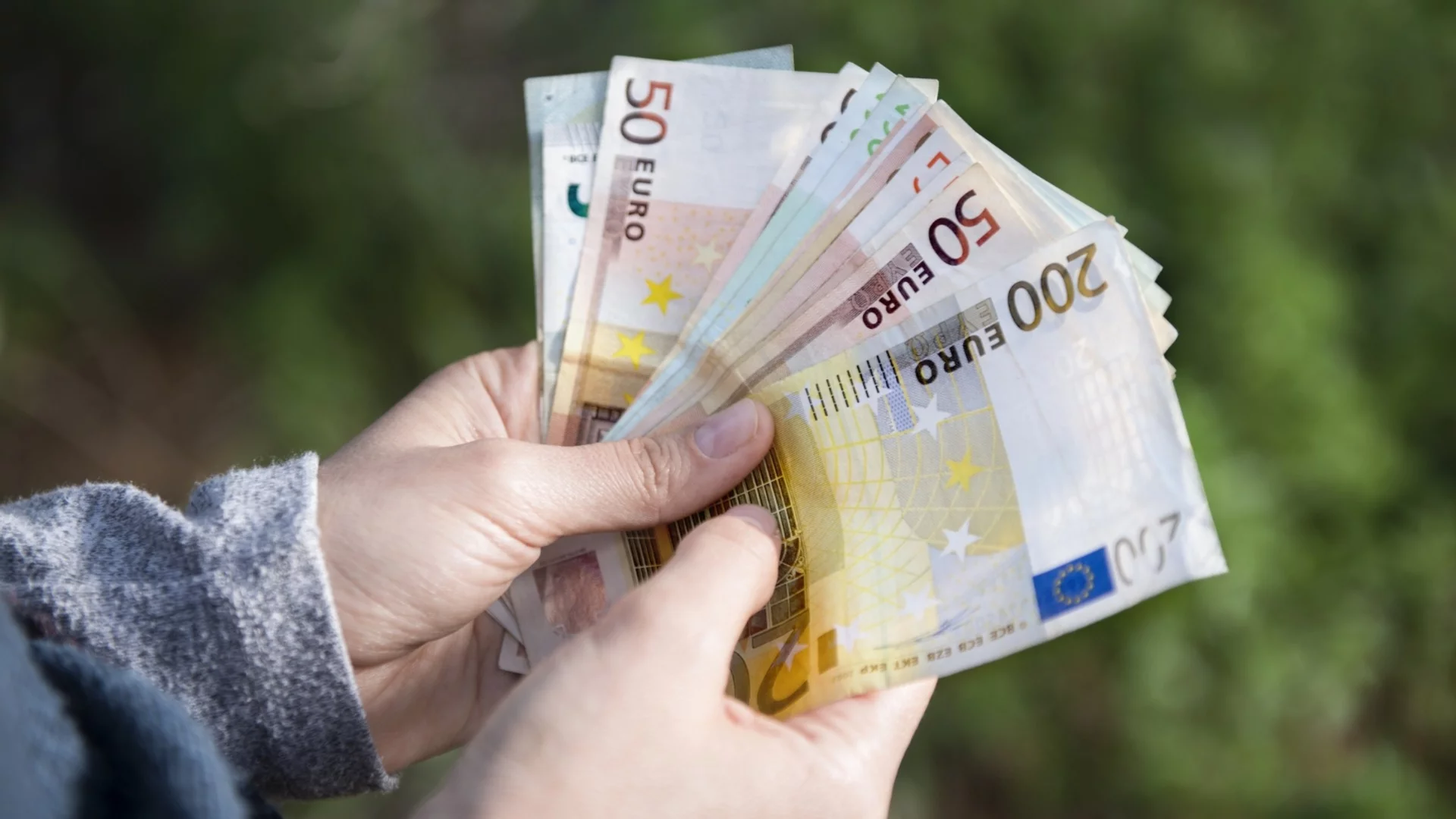 Държавен vs. частен сектор и кой печели повече: Бизнесът и синдикатите в спор