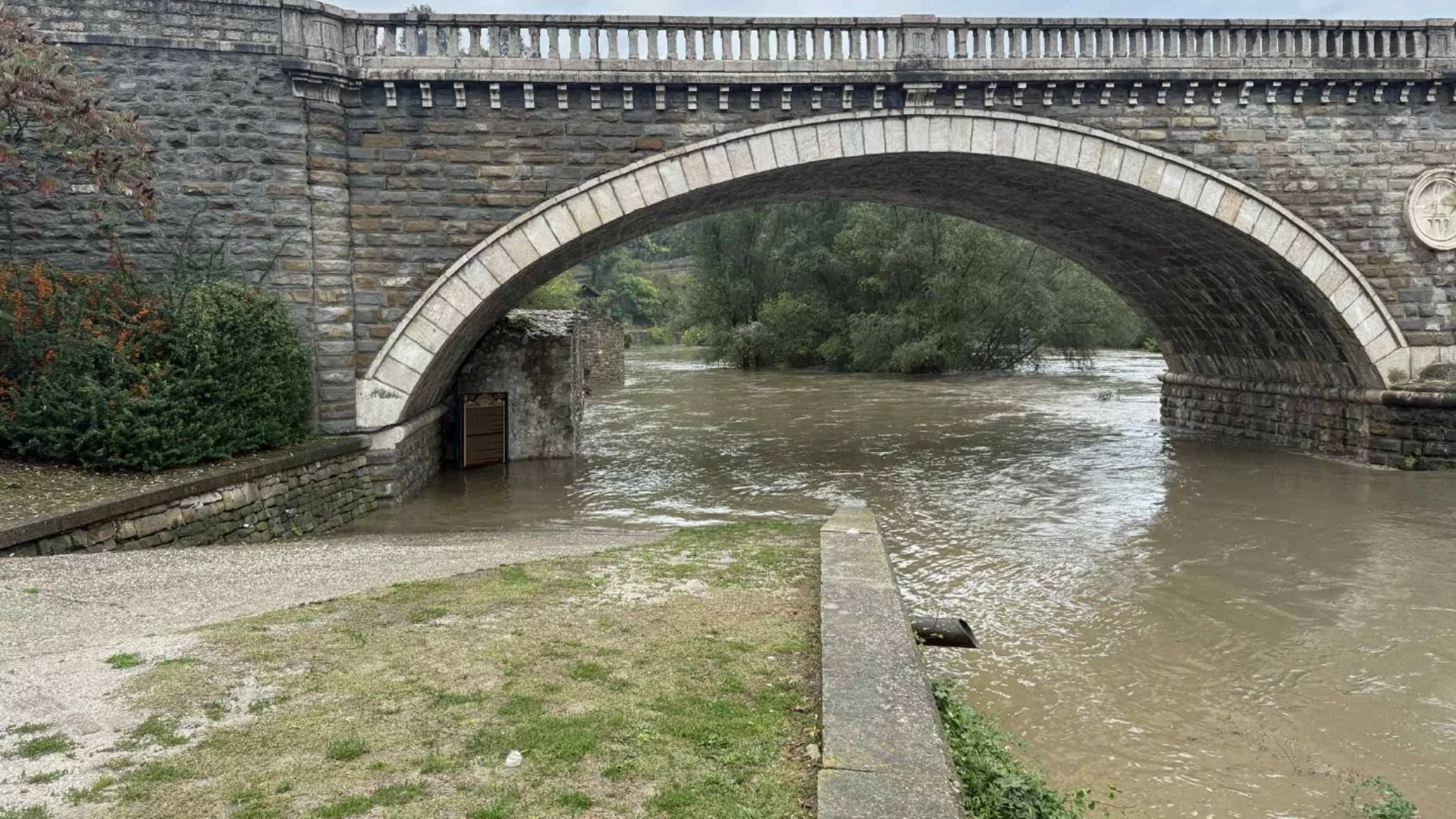 Тревога във Велико Търново: Река Янтра е покачила нивото си с 2 метра за часове