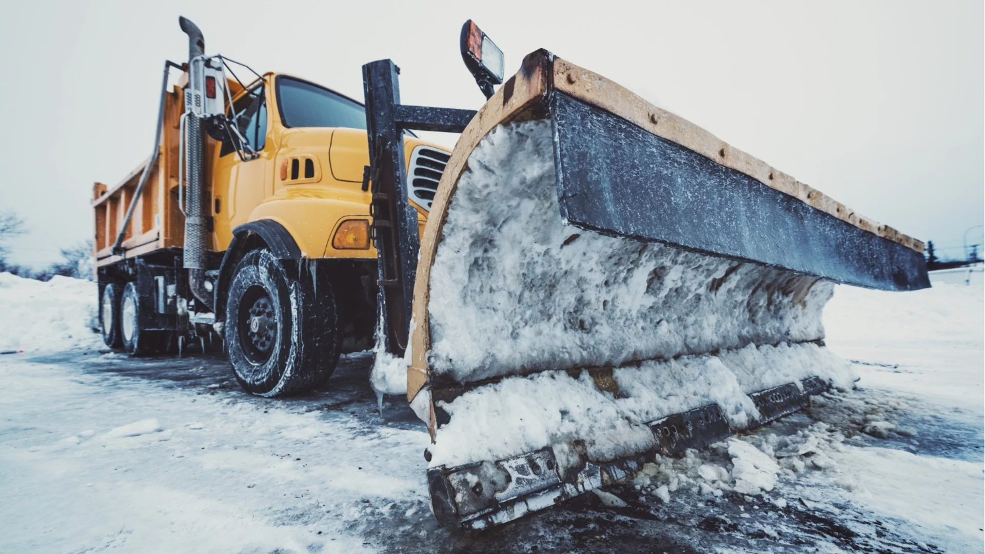 София под снежна блокада: Пътници бутат закусал автобус (ВИДЕА)