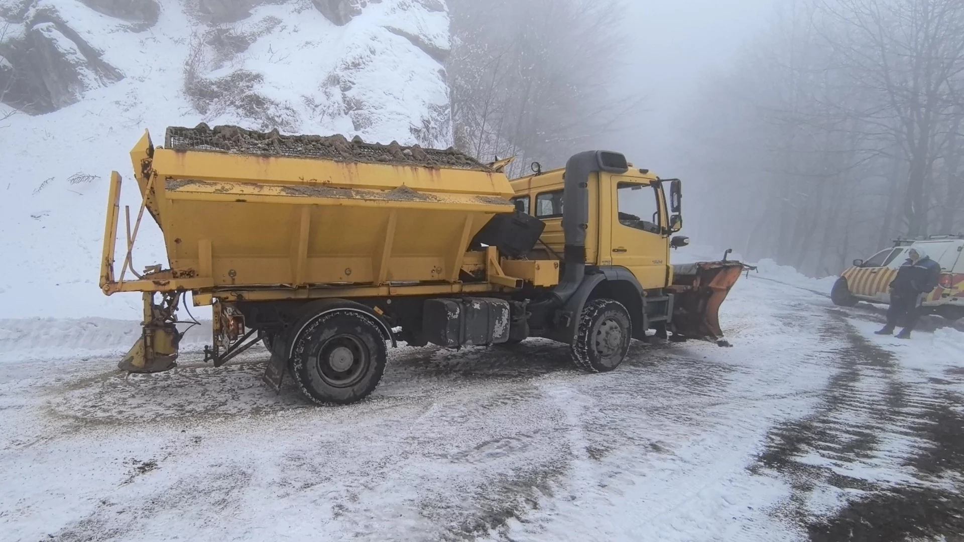 Снегът пак ни "изненада": Стотици снегорини чистят цялата страна, опасни пътища и проходи спират шофьори