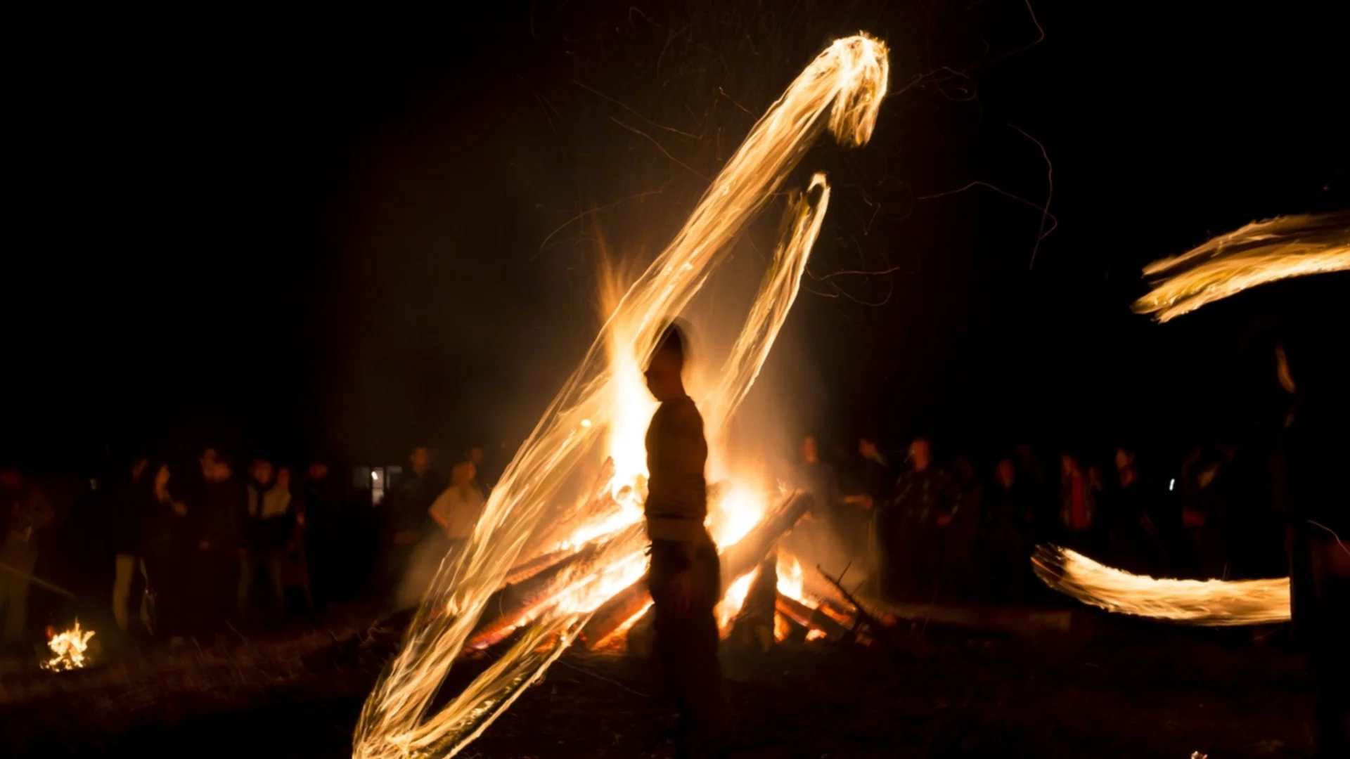 Сирни Заговезни 2026: Защо палим огньове и искаме прошка точно днес