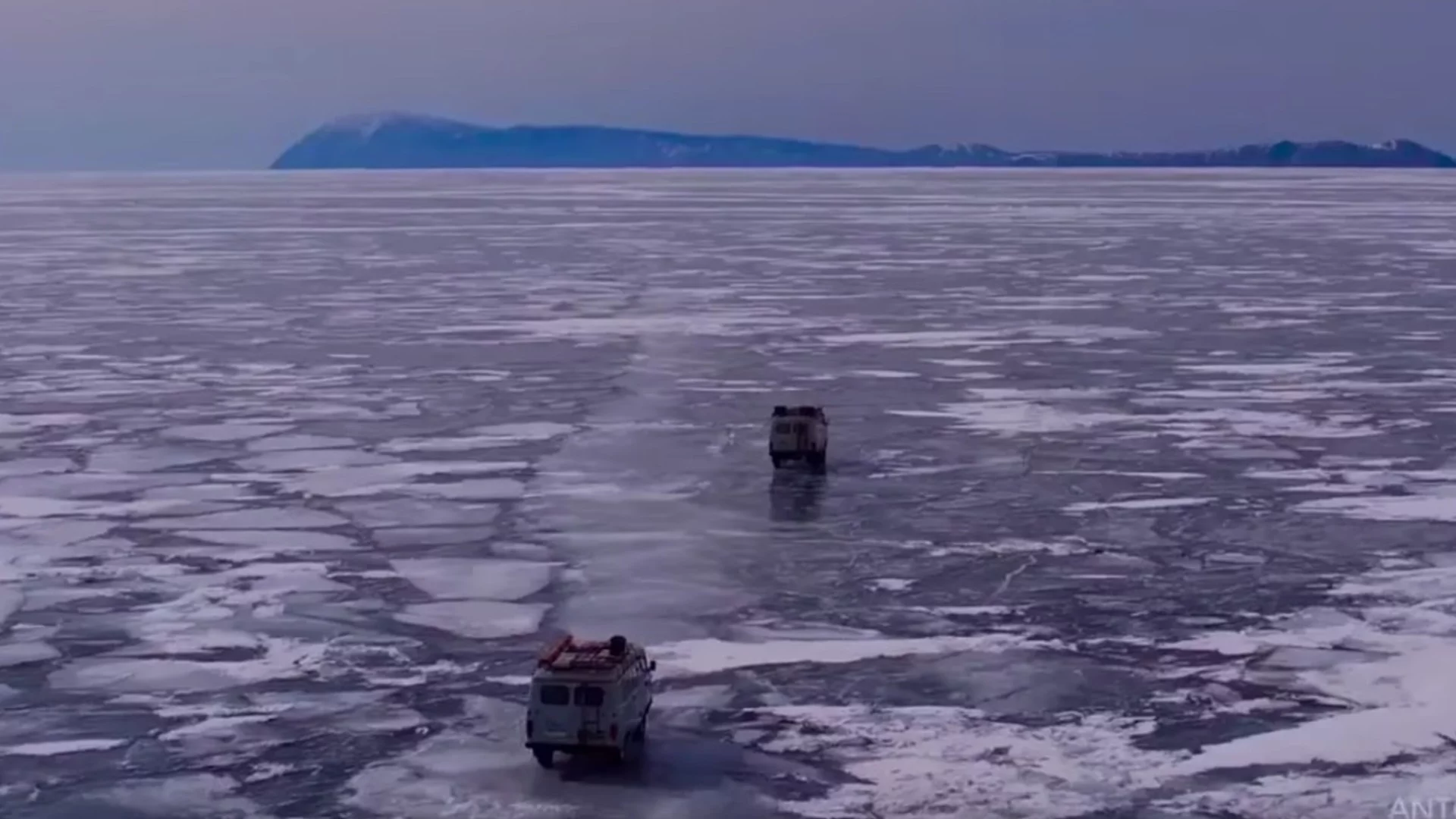 Загинали и потънали след падане през леда на езерото Байкал (СНИМКИ)