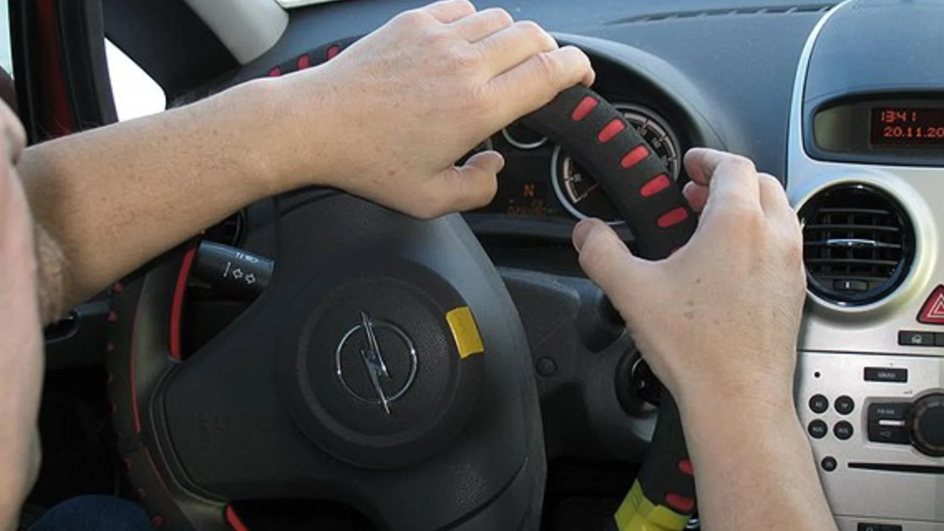 Мъж се сгази със собствената си кола (ВИДЕО)