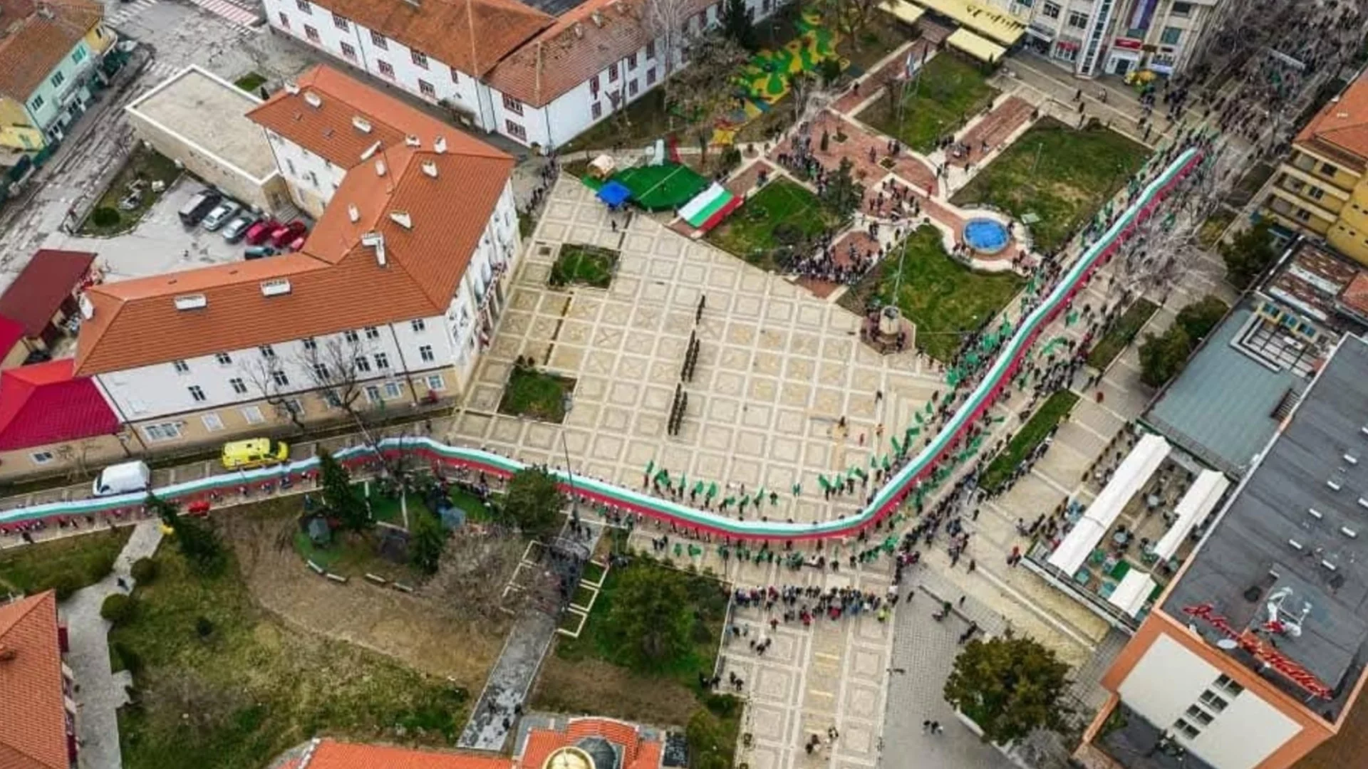 Елин Пелин отбелязва 3 март с 148-метров трибагреник (СНИМКИ)