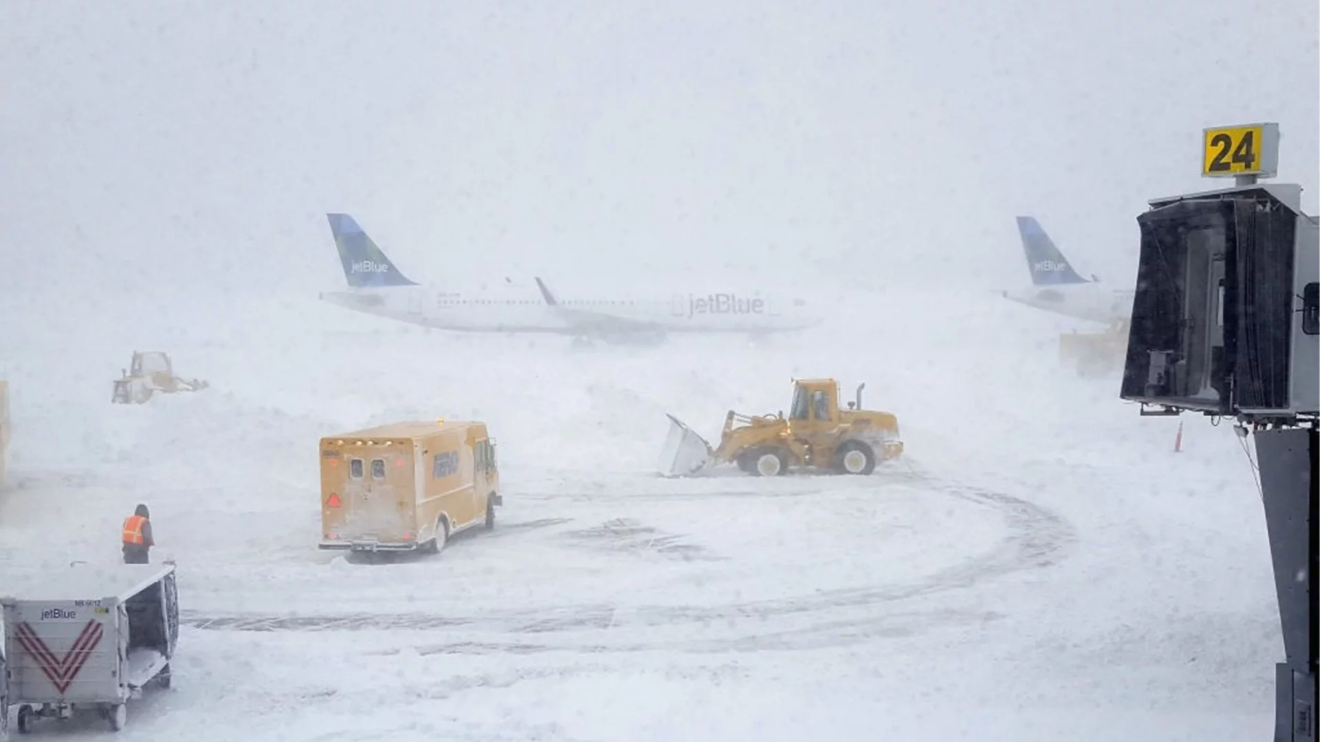 Снежен ад: Огромна буря предизвика хаос в САЩ (ВИДЕО)