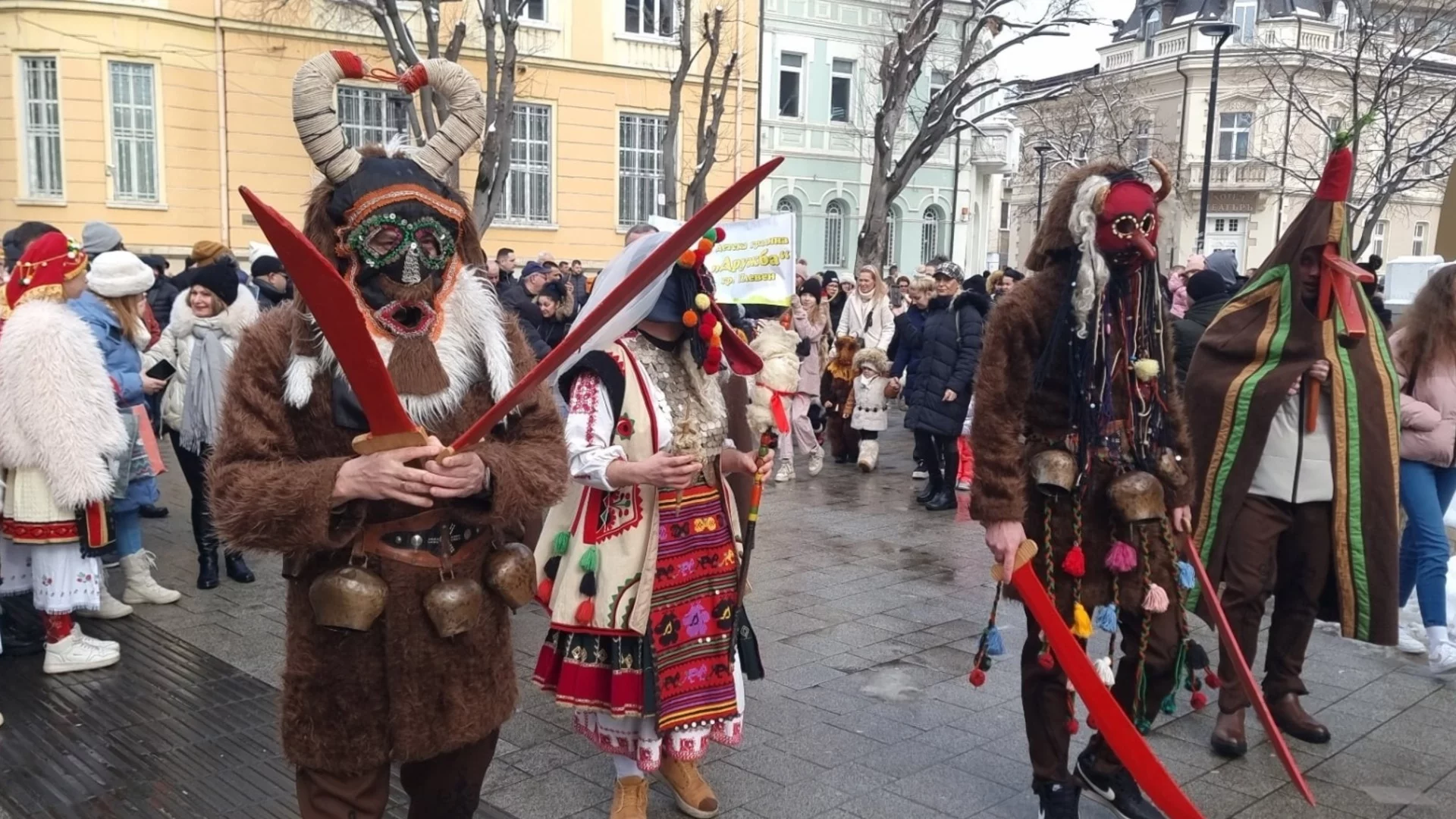 Кукеров хоровод огласи центъра на Плевен на празника Сирни заговезни