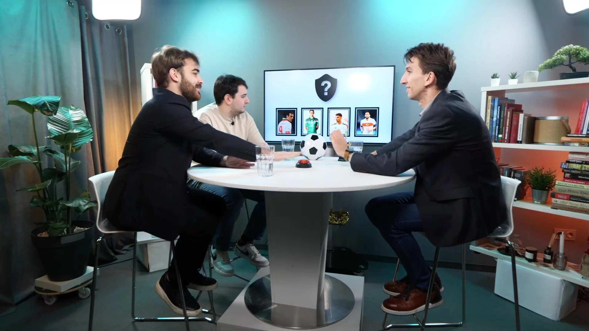 „За малко да ти счупя пръста!“ Епична битка за надмощие в играта „Кой съм аз“ (ВИДЕО)