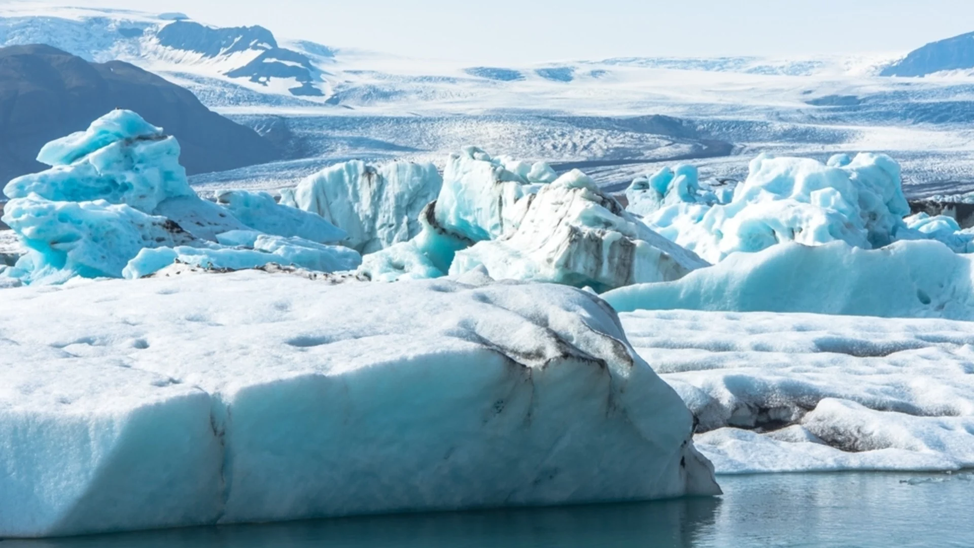 Ново откритие в Антарктида: Откриха леден мост с тунел 