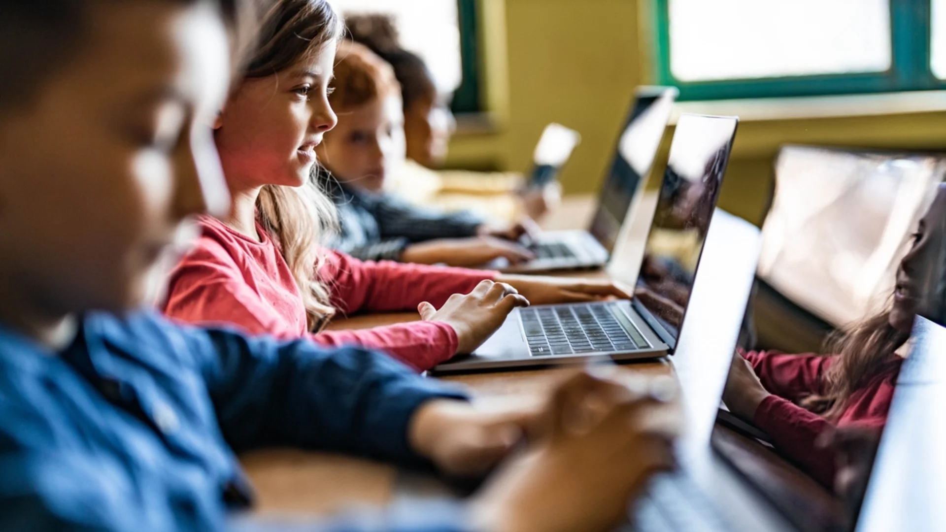 Образованието онлайн: МОН разширява дигиталната раница