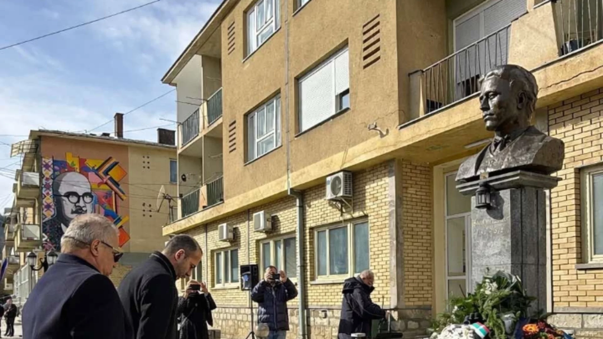 Кметът на Кюстендил се поклони пред паметника на Васил Левски