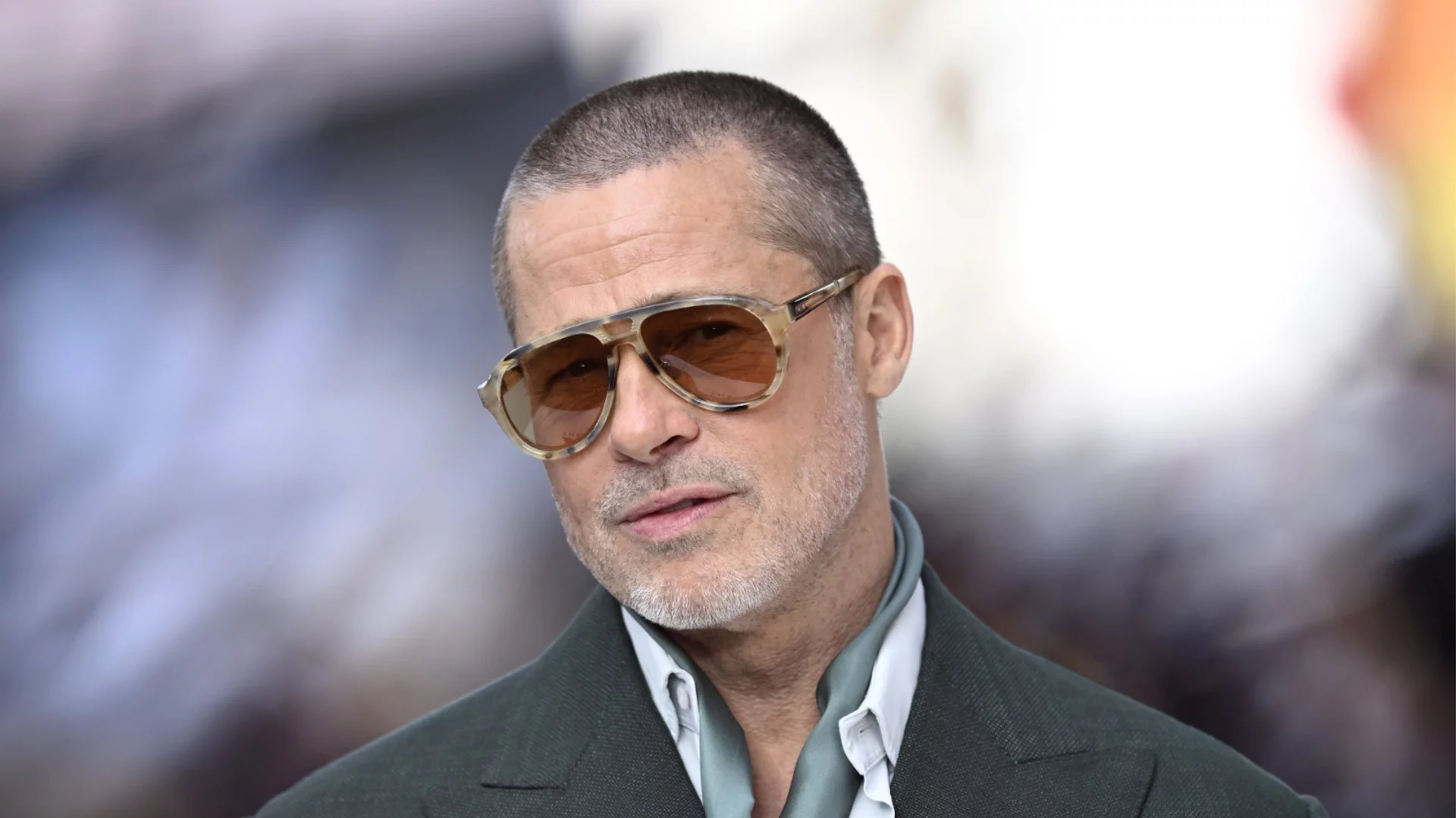 Кой е до Брад Пит? Актьорът се разходи в Гърция (СНИМКИ)