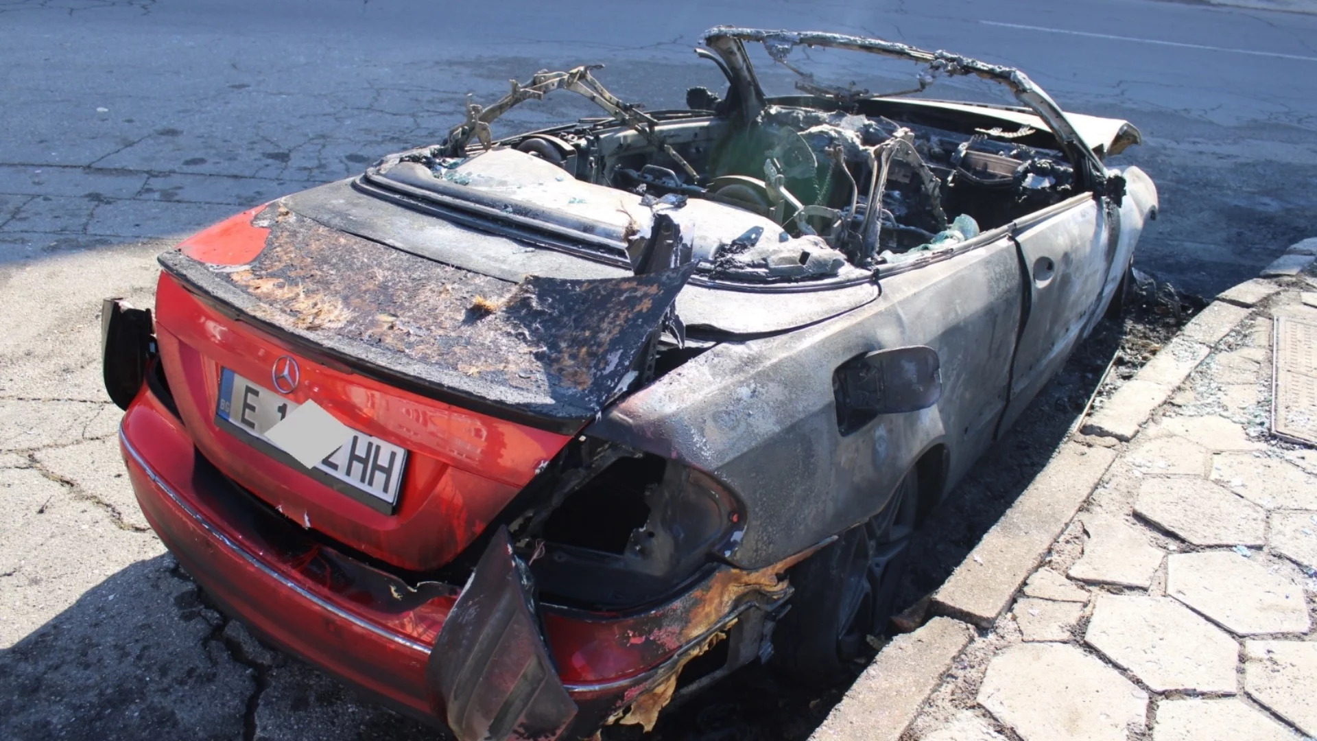 "Люлин" има други закони: В София запалиха "Мерцедес" за неправилно паркиране (СНИМКИ)