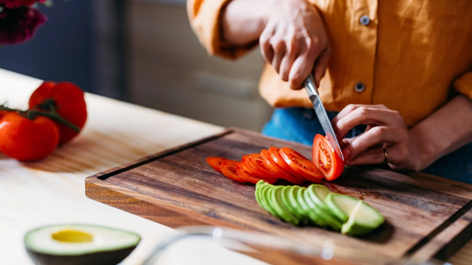 Дървена или пластмасова дъска за рязане е по-добре да ползваме