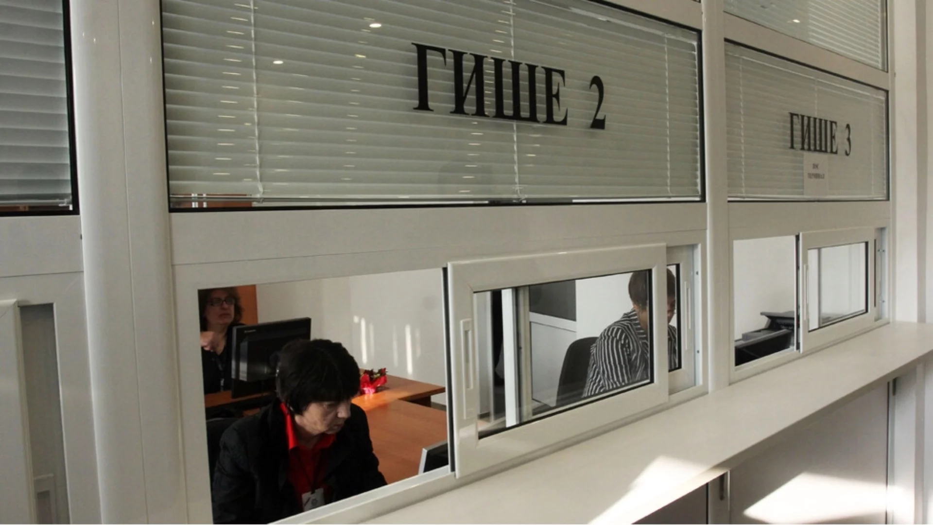 5%, но само на хартия: Държавни служители останаха без увеличение на заплатите