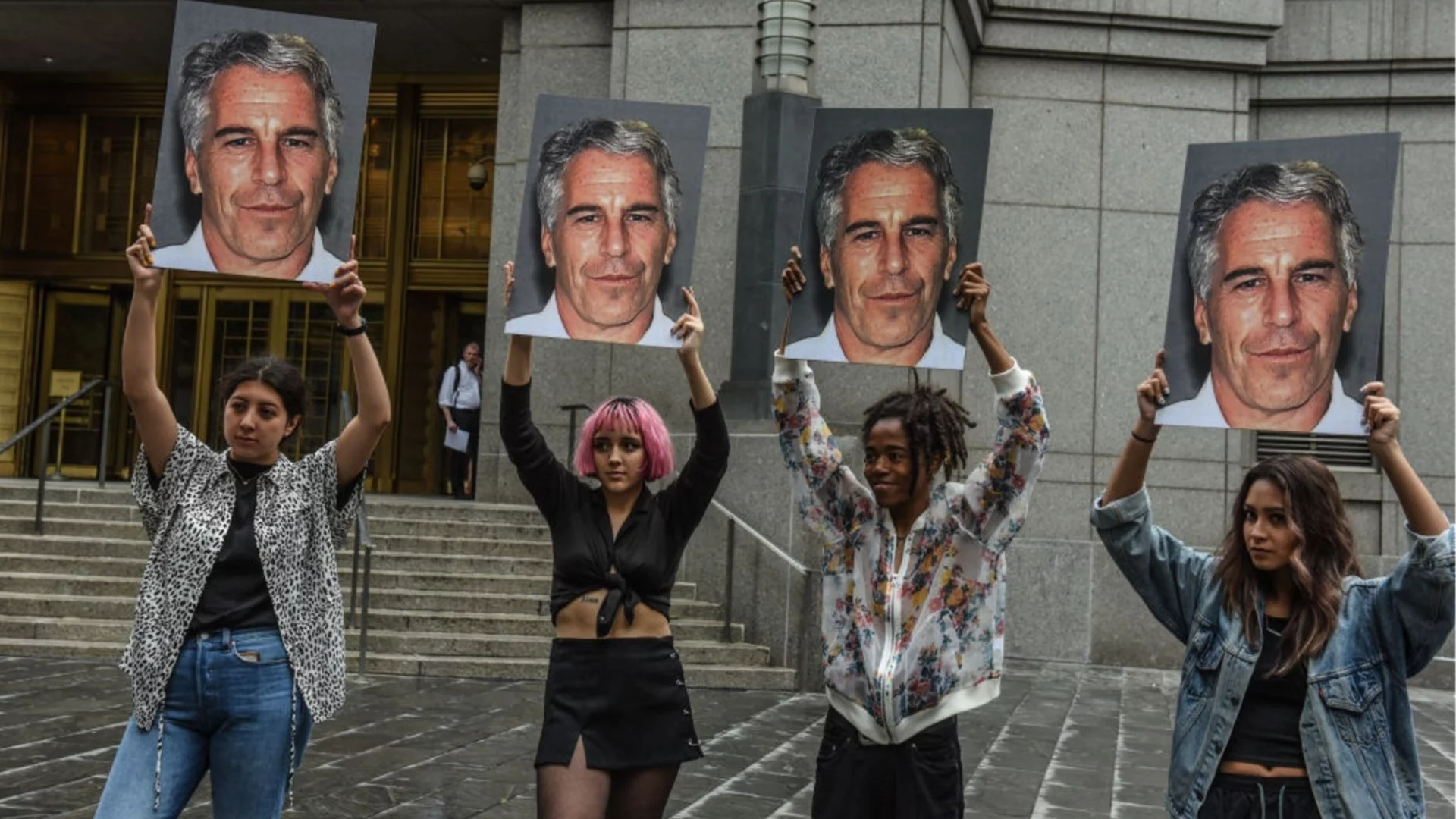 Скандалът се разраства: Арестуваха бивш високопоставен британски дипломат заради връзки с Епстийн