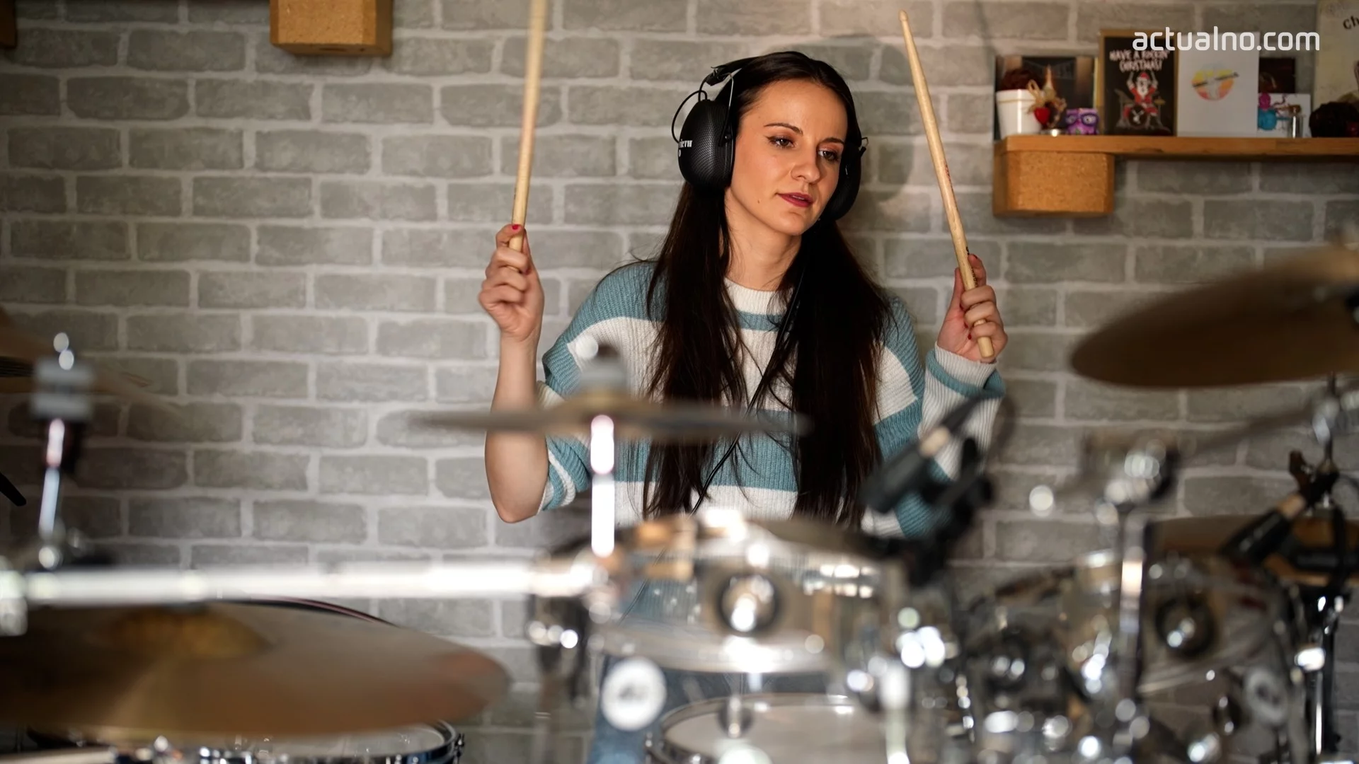 От социалните мрежи до световната сцена: Барабанистката Михаела Найденова се завръща в метъл групата Nervosa (ВИДЕО)