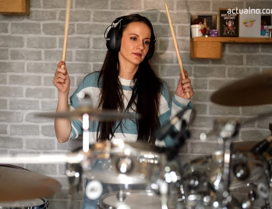 От социалните мрежи до световната сцена: Барабанистката Михаела Найденова се завръща в метъл групата Nervosa (ВИДЕО)