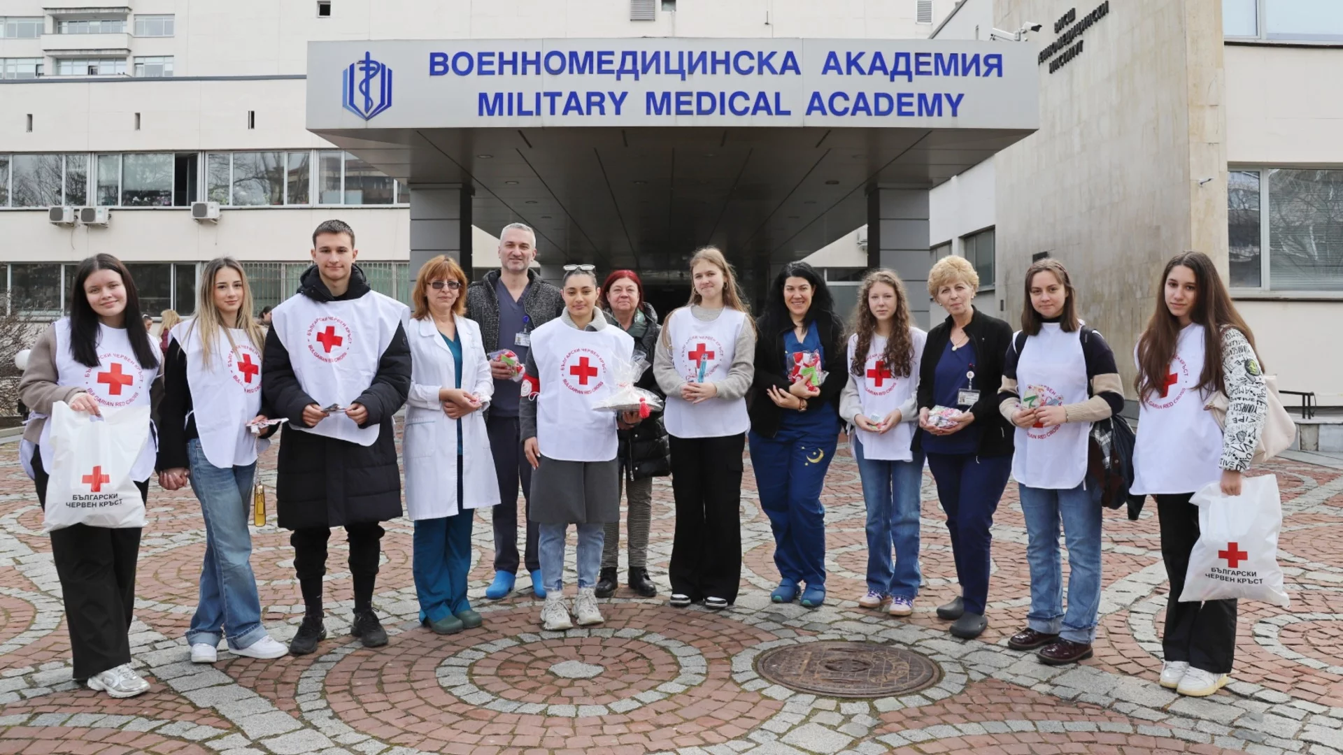 Младежи от БЧК направиха мартеници за медици и пациенти от ВМА