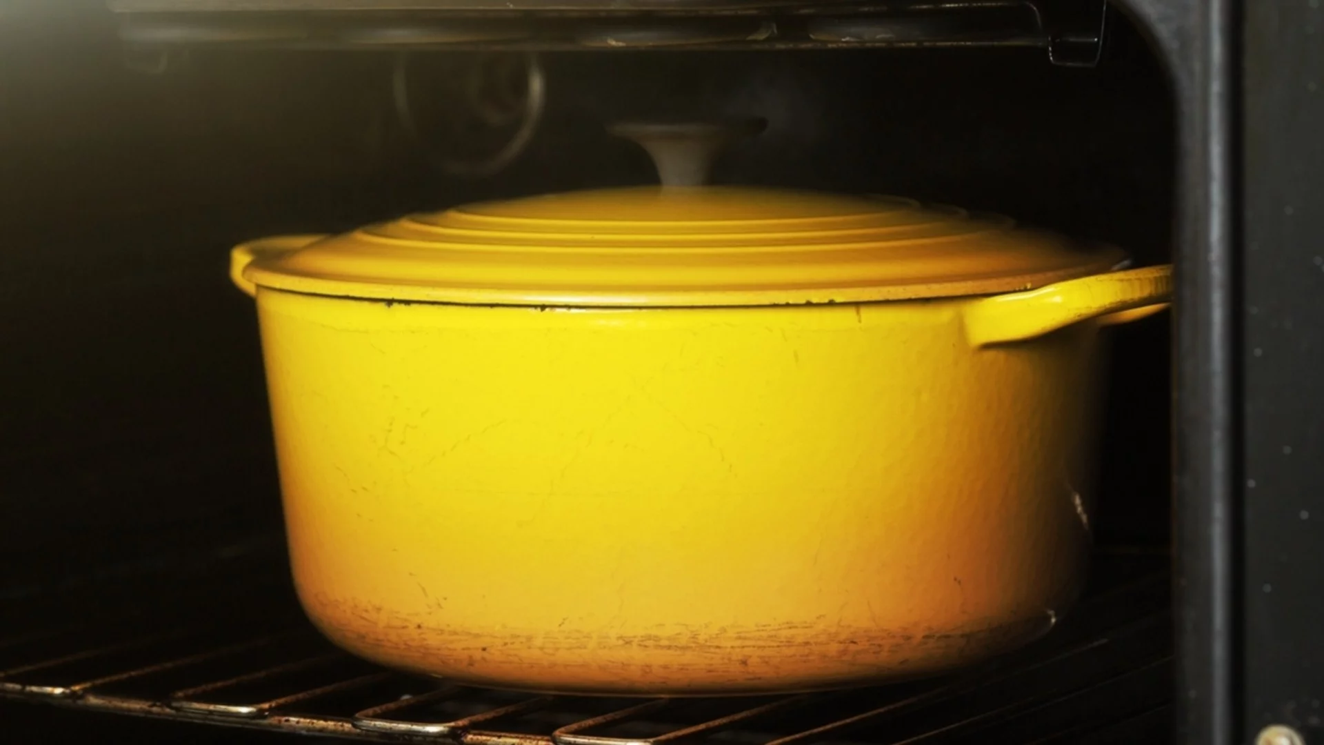 Как да премахнете следи от обгаряне от емайлиран чугун  