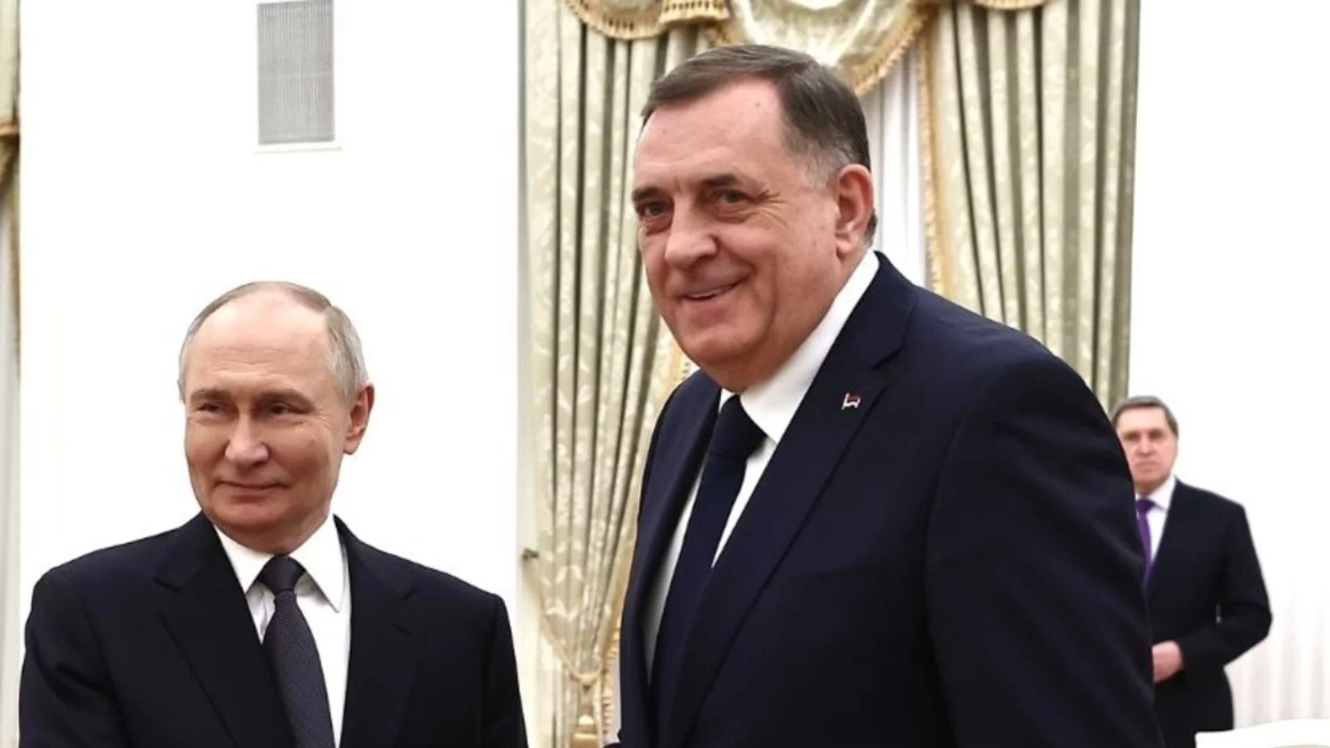 Чрез TikTok: Възрастен мъж заплаши съдията, свалила от поста приятел на Путин от Балканите