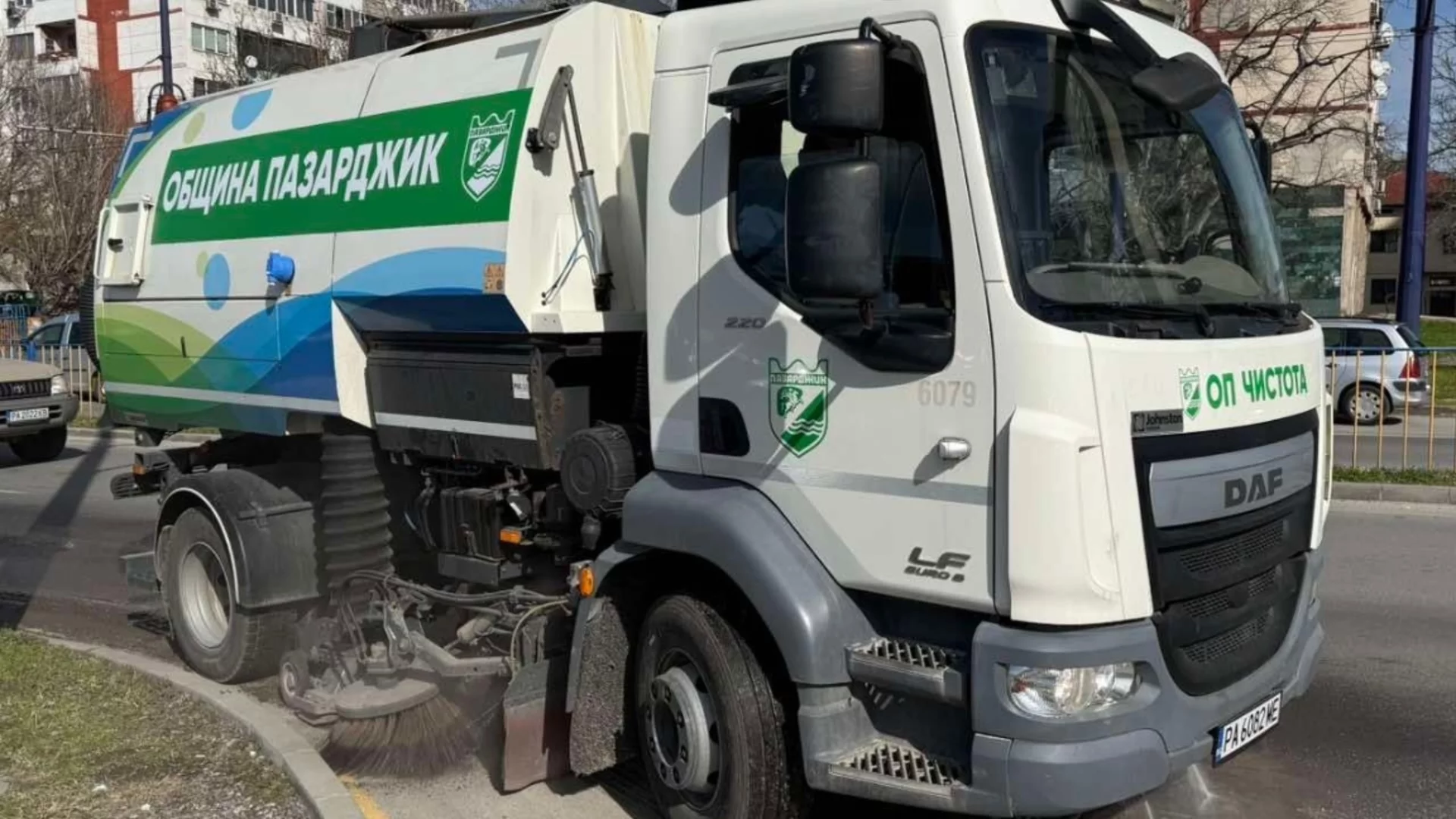 Специализирана техника за почистване вече работи по улиците на Пазарджик