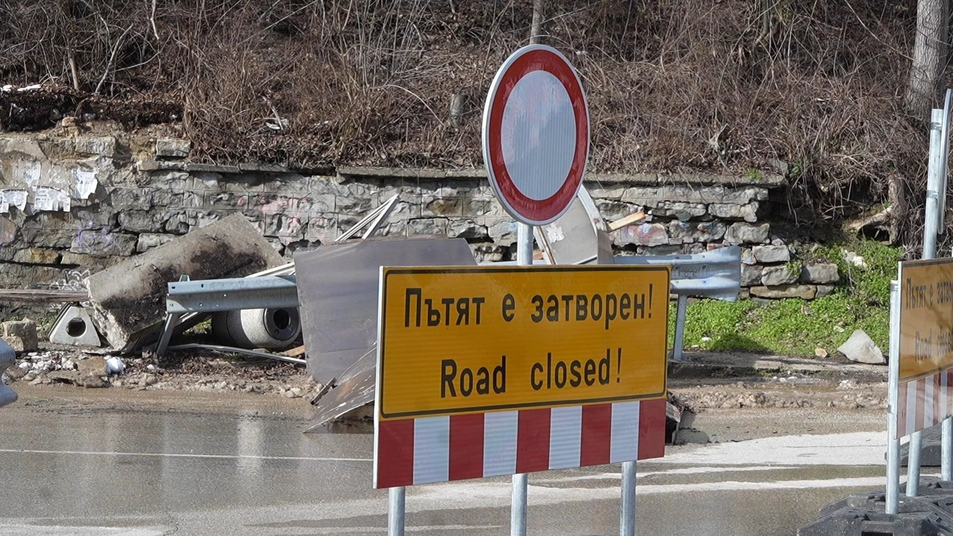 Заради паднали скали: Отново затвориха пътя за Велинград