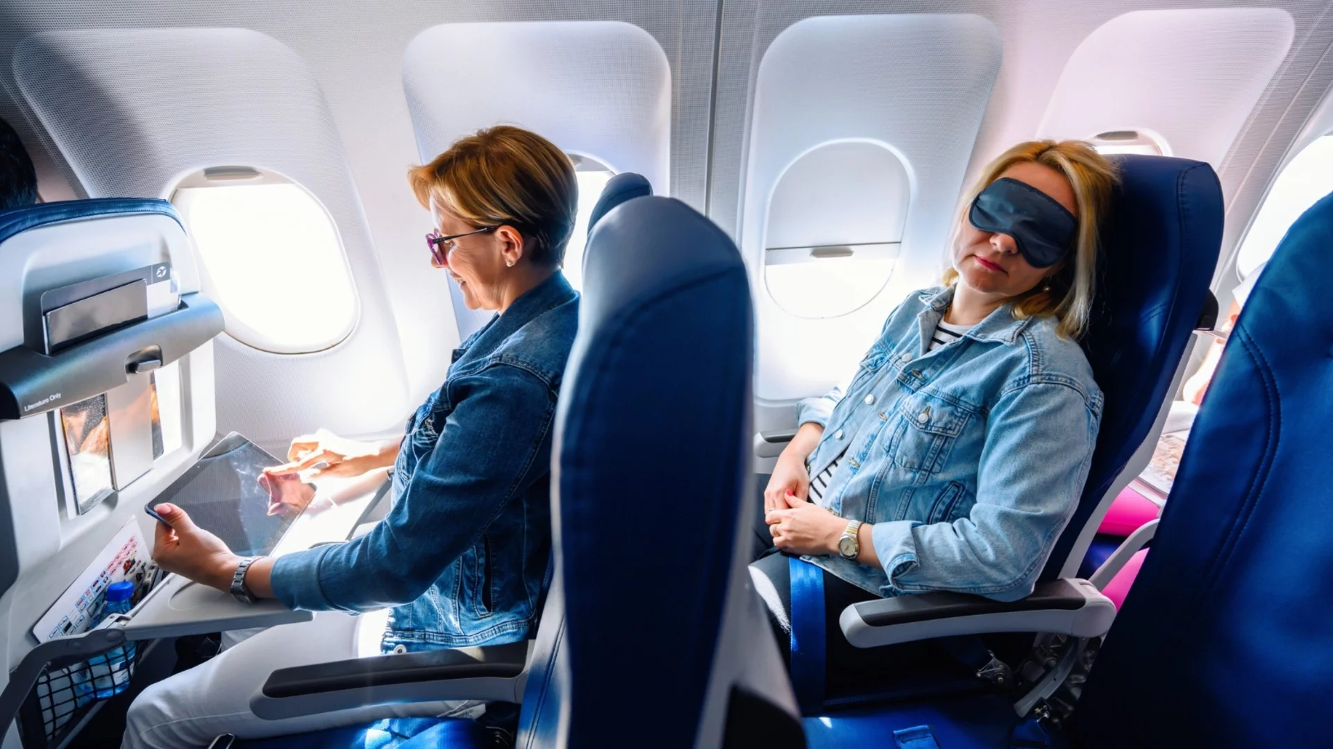 Заради липса на автобуси: Пътници нощуваха в самолети без храна и вода (ВИДЕО)