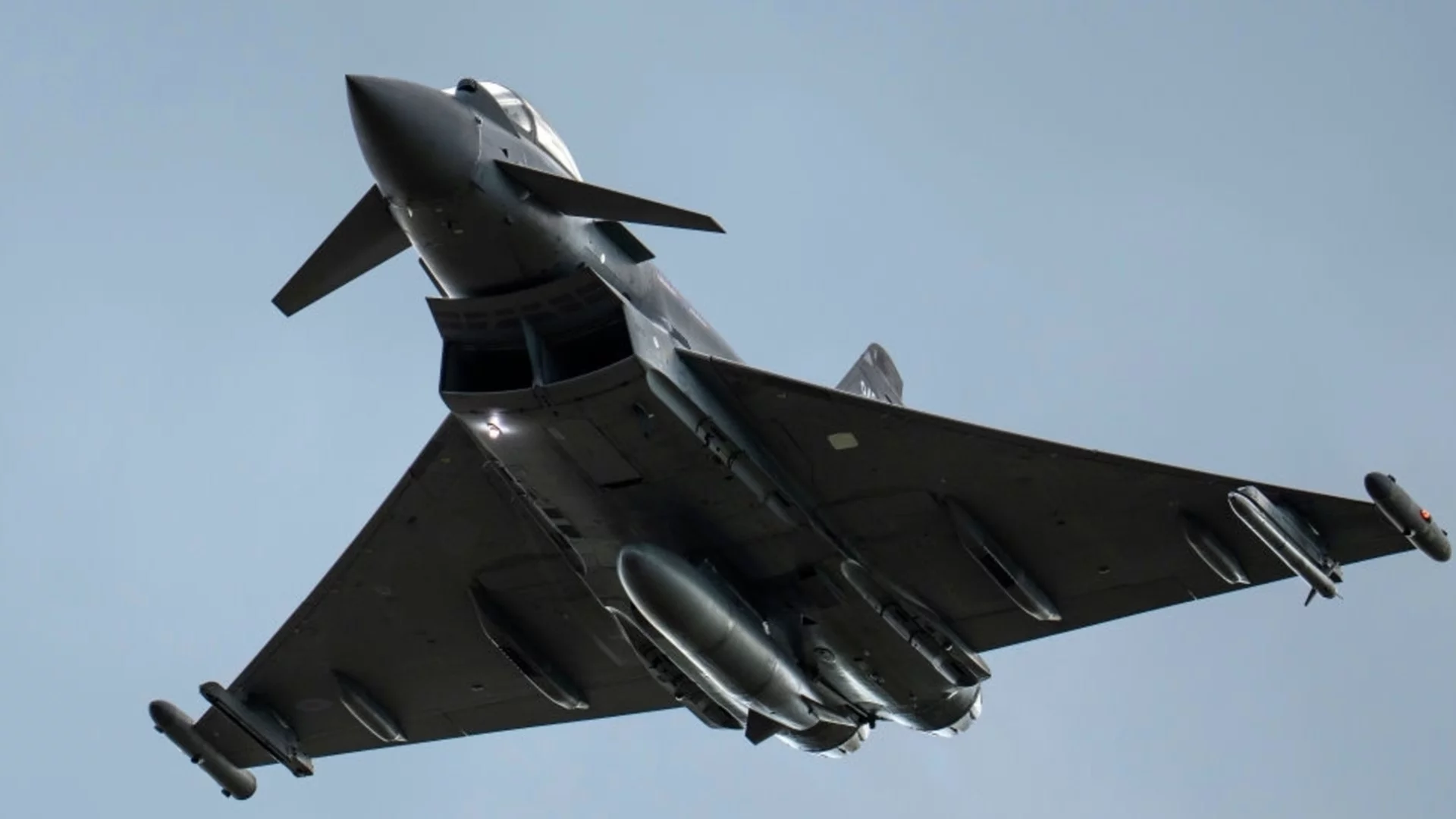 Военен самолет се разби в Казахстан, екипажът се спаси