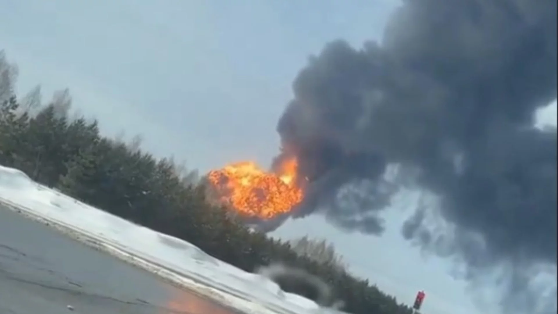 Важна станция на нефтопровода "Дружба" гори трети ден, втори пожар пламна в същия руски град. Украйна порази военен център (ВИДЕО)