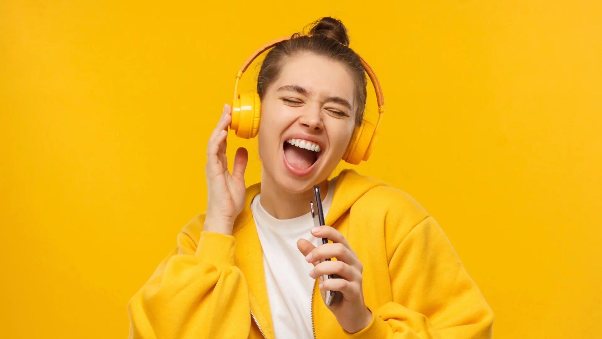 Защо едни песни ни разплакват, а на други танцуваме