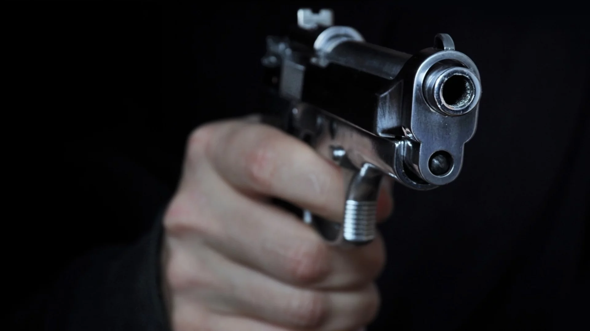 Заплашил сина си с пистолет: Мъж се сдоби с обвинение