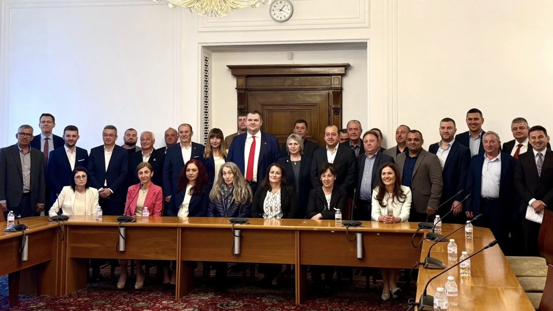 Човек на Пеевски изкара 30 минути като депутат на Доган и напусна