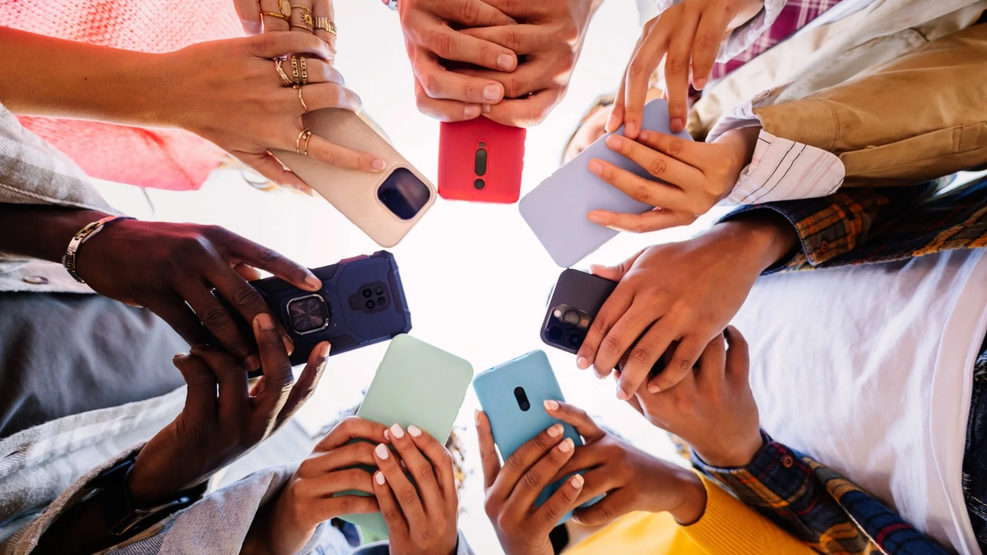 Опасенията за скок на цените на телефоните заради AI и чиповете: Мит или реалност