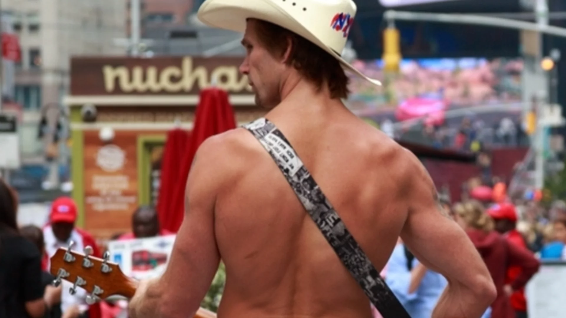 Каубоят от Таймс Скуеър не се изплаши от снежната буря и отново свири гол в Манхатън (ВИДЕО)