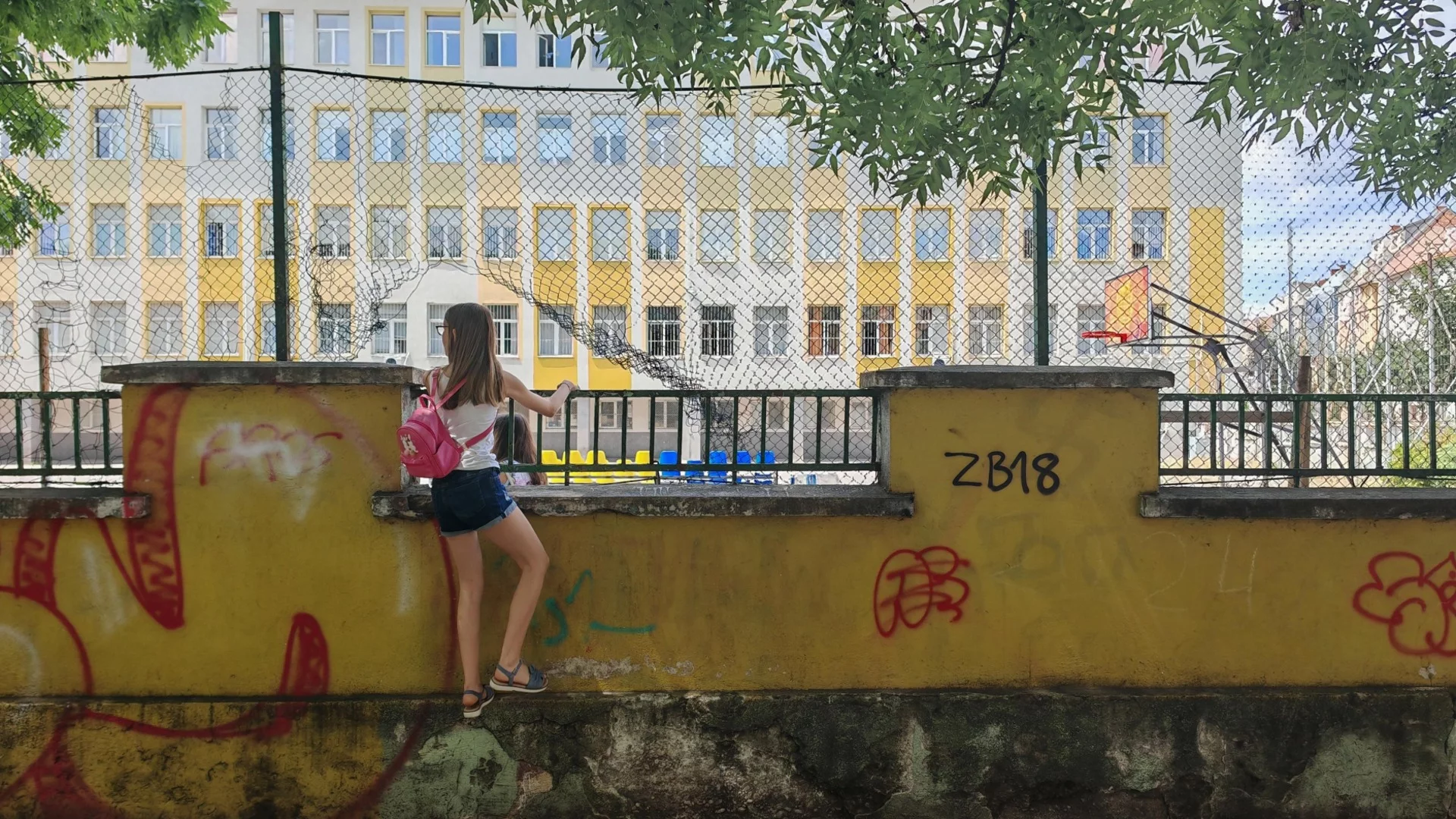 "Паднала врата уби дете": Кой ще носи отговорност за отворените училищни дворове?