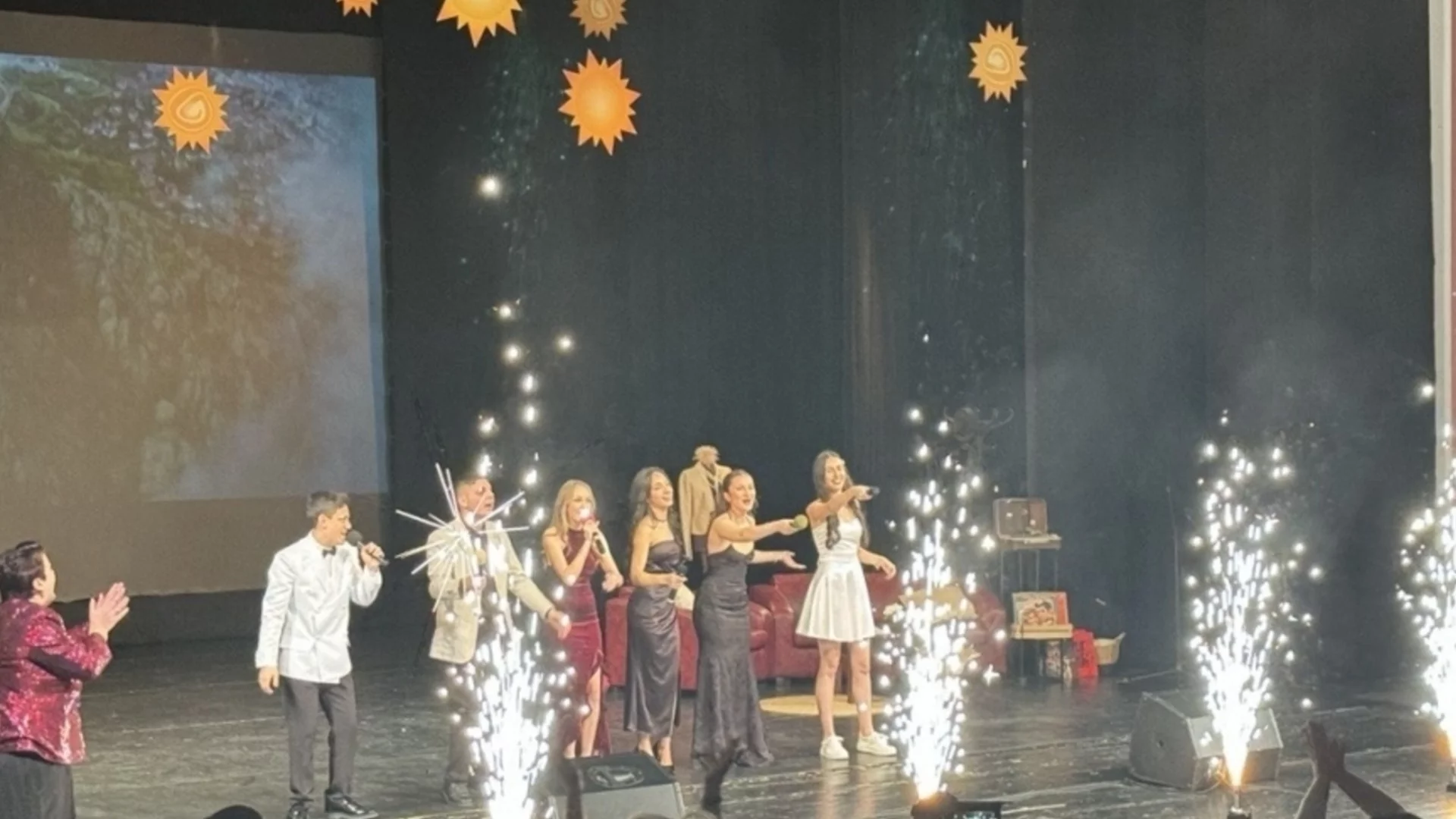 ДВГ „Слънце“ в Русе изпрати своите абитуриенти с концерт в Доходното здание