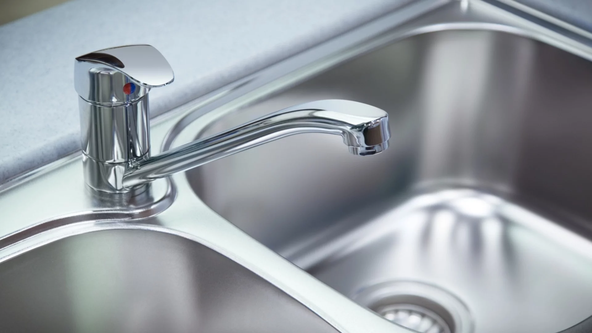 Каква е разликата между почистване на мивка от неръждаема стомана и керамична