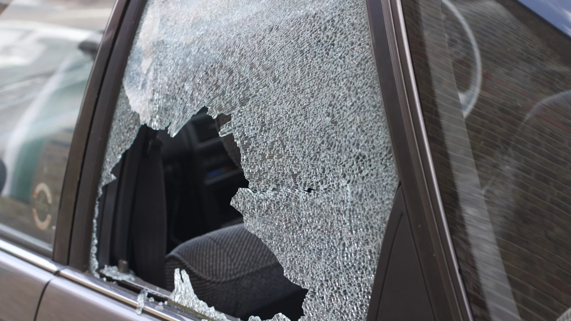 Две жертви на пътя след удар в дърво