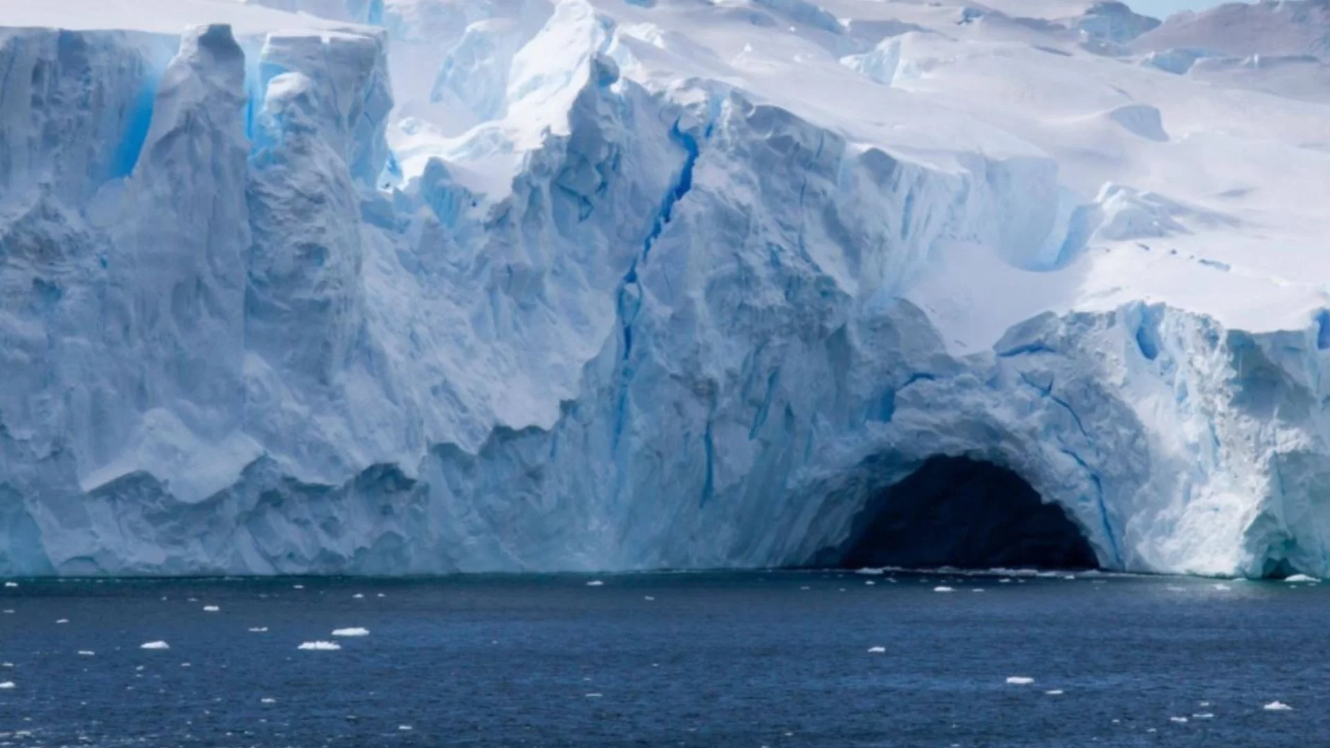 Учени пробиха огромна дупка в леда на Антарктика: Какво откриха? (ВИДЕО)