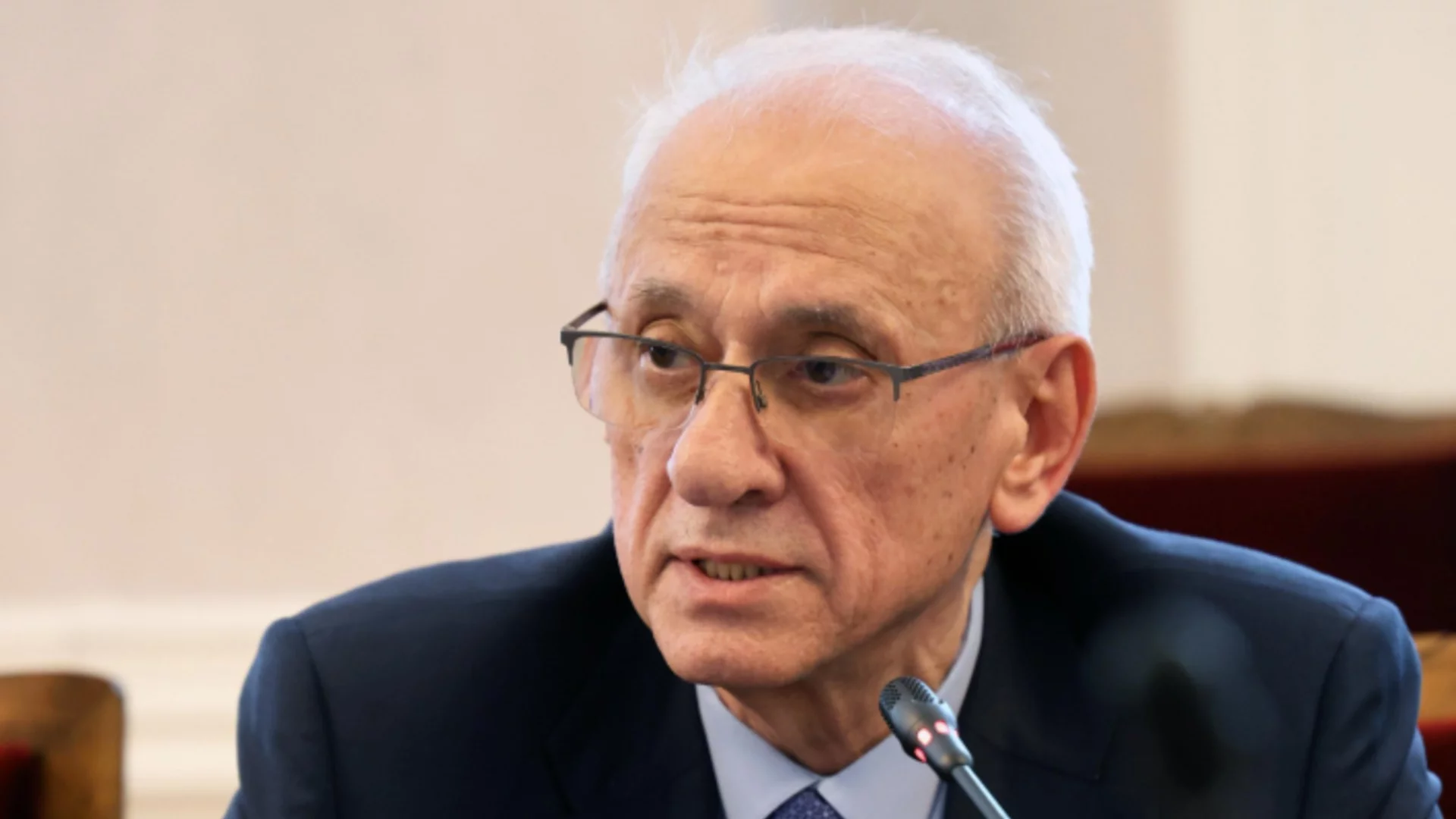 Силви Кирилов отговори за завишените цени на обществени поръчки в МЗ