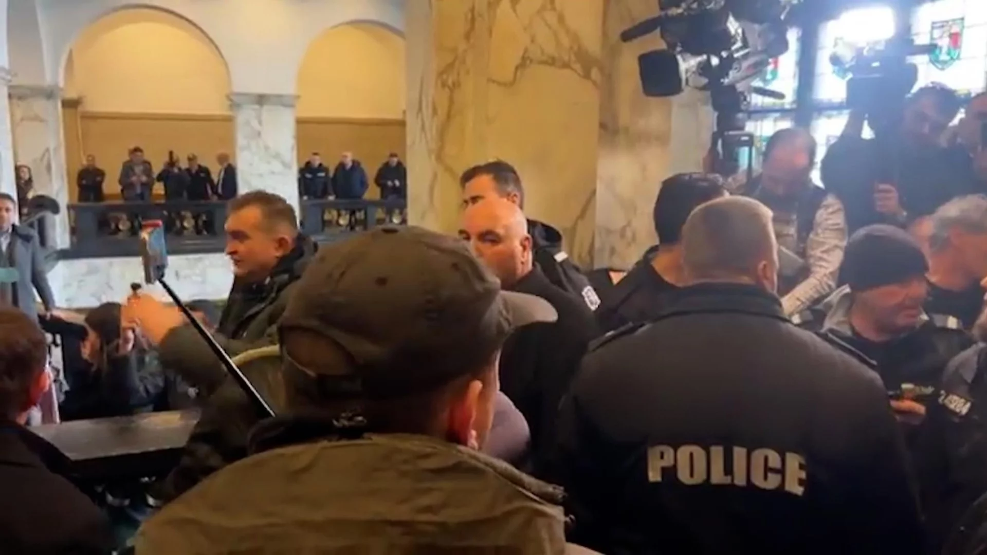 Окупираха му вратата: Сарафов не може да влезе в кабинета на главния прокурор (ВИДЕО)