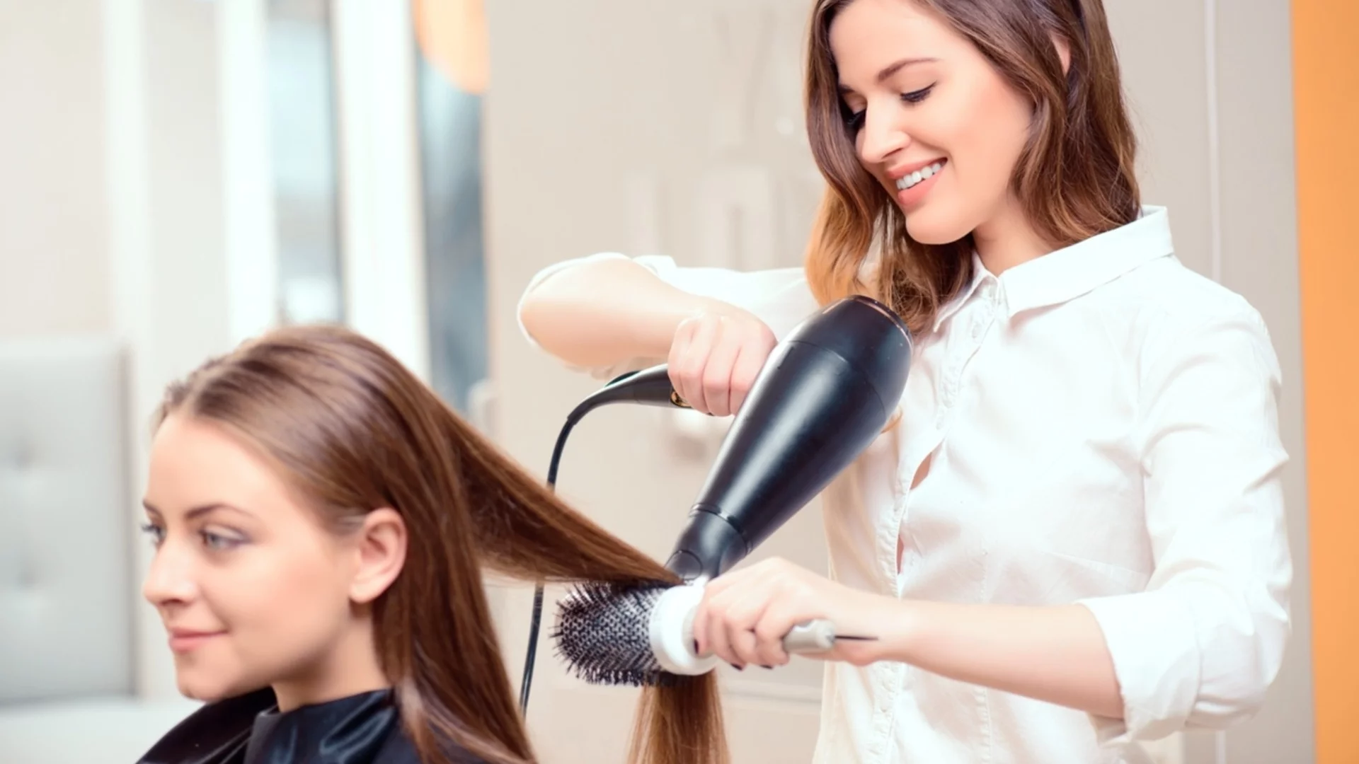 Кои са основните разлики между сушене на коса на въздух и със сешоар