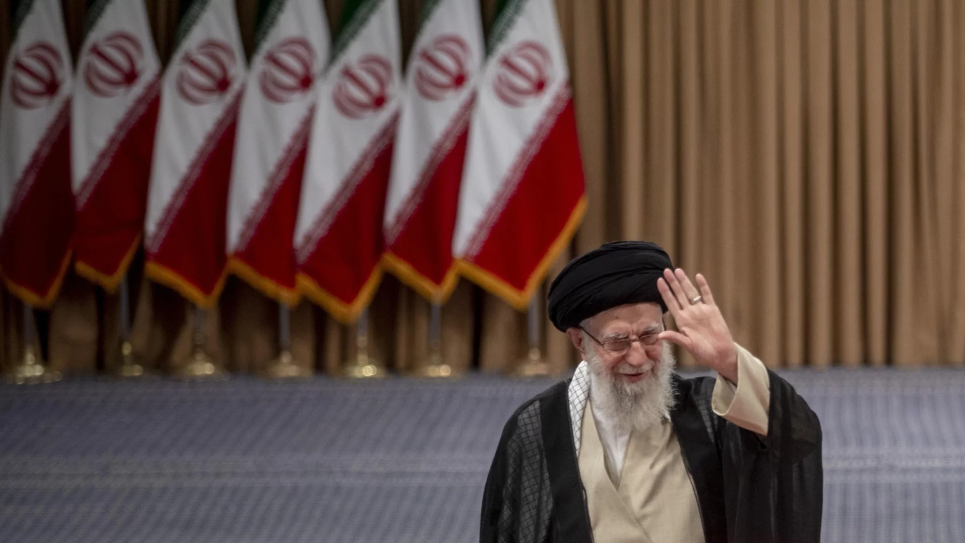 Страх: Иранският режим предава революцията си от 1979 с предложение към Тръмп