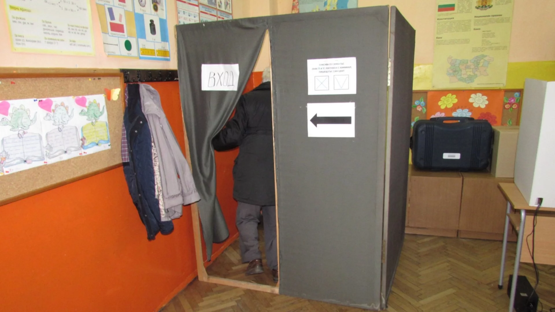 Спор около изборите: Министерският съвет няма да осигури паравани