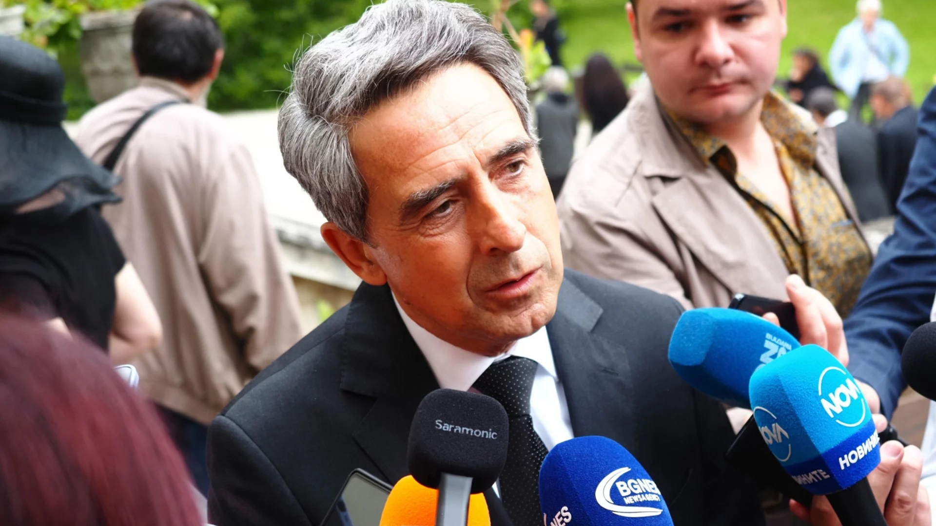 Сарафов не разбра вълшебната думичка: Плевнелиев за каците с мед и служебния кабинет