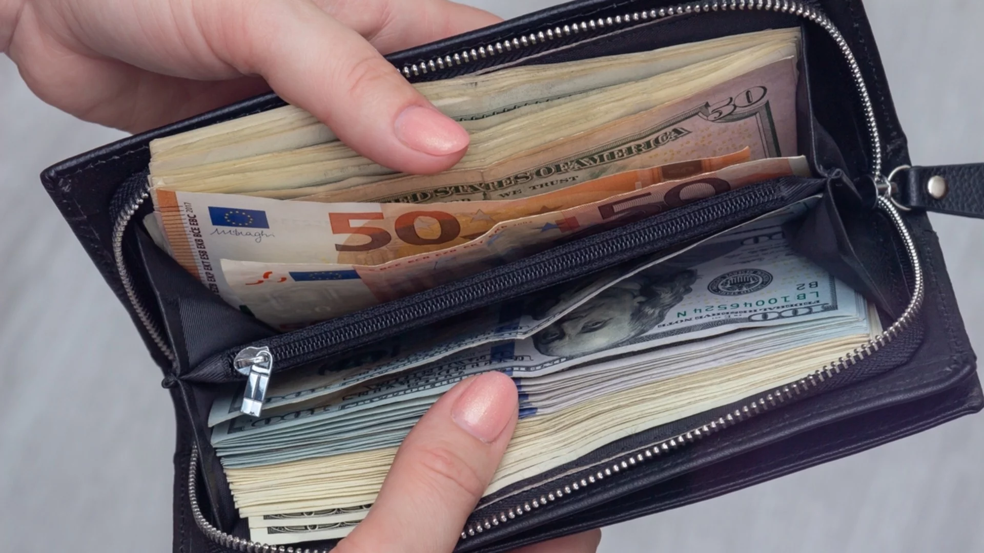 Невиждан карък: Обраха наивница, тръгнала да дава 33 000 долара на телефонни измамници (ВИДЕО)