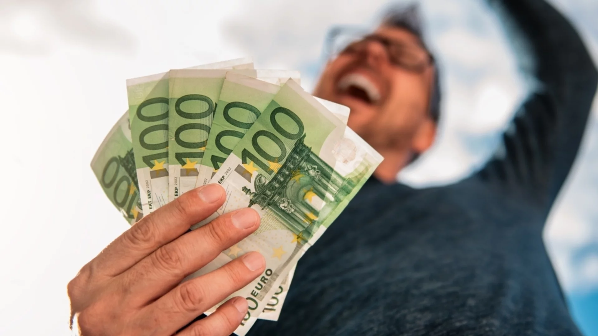 В понеделник: Лъв, Водолей + още 2 зодии ще започнат месеца с добра печалба