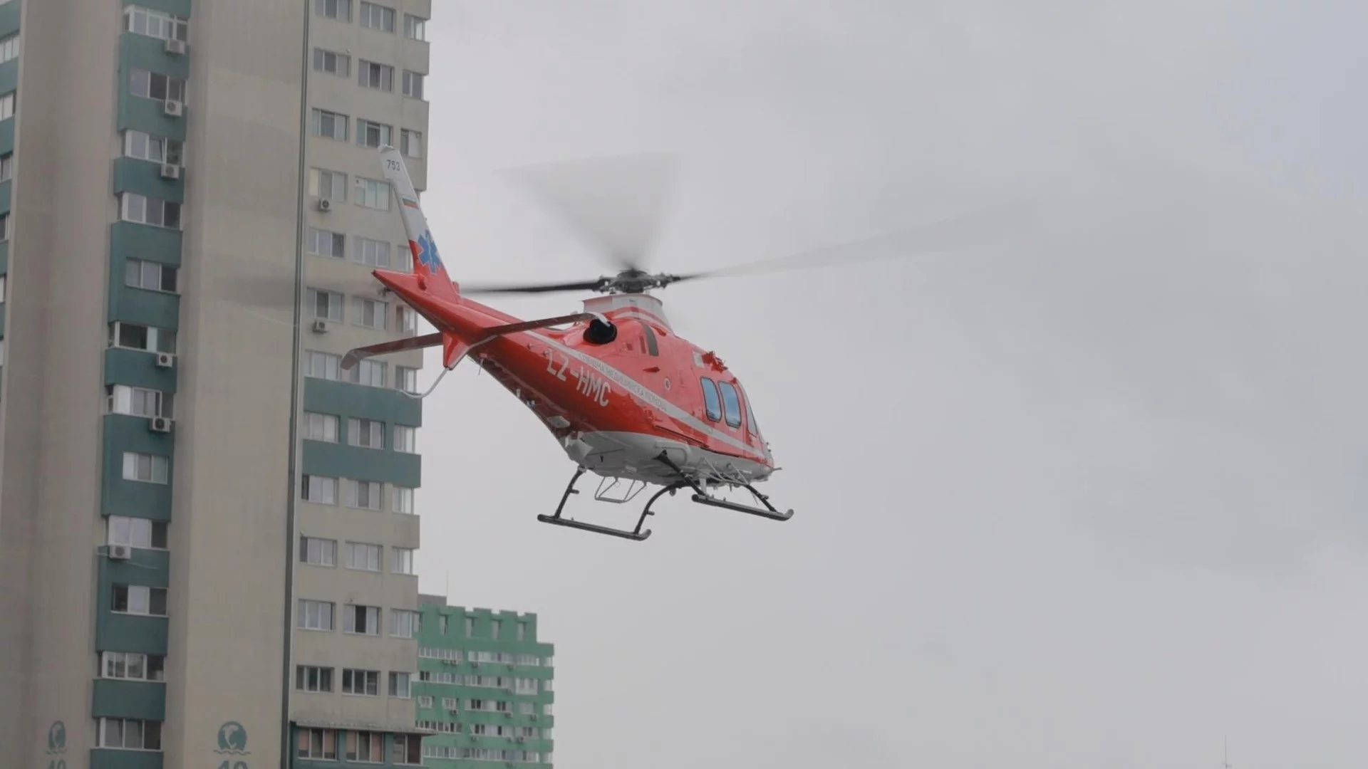 Спасиха бебе и баба: Въздушните линейки в действие